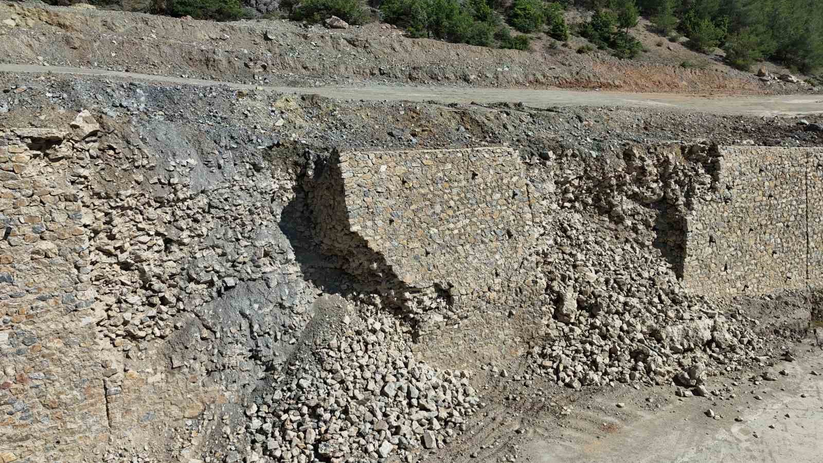 Sarıcakaya yolunun istinat duvarı yıkıldı
