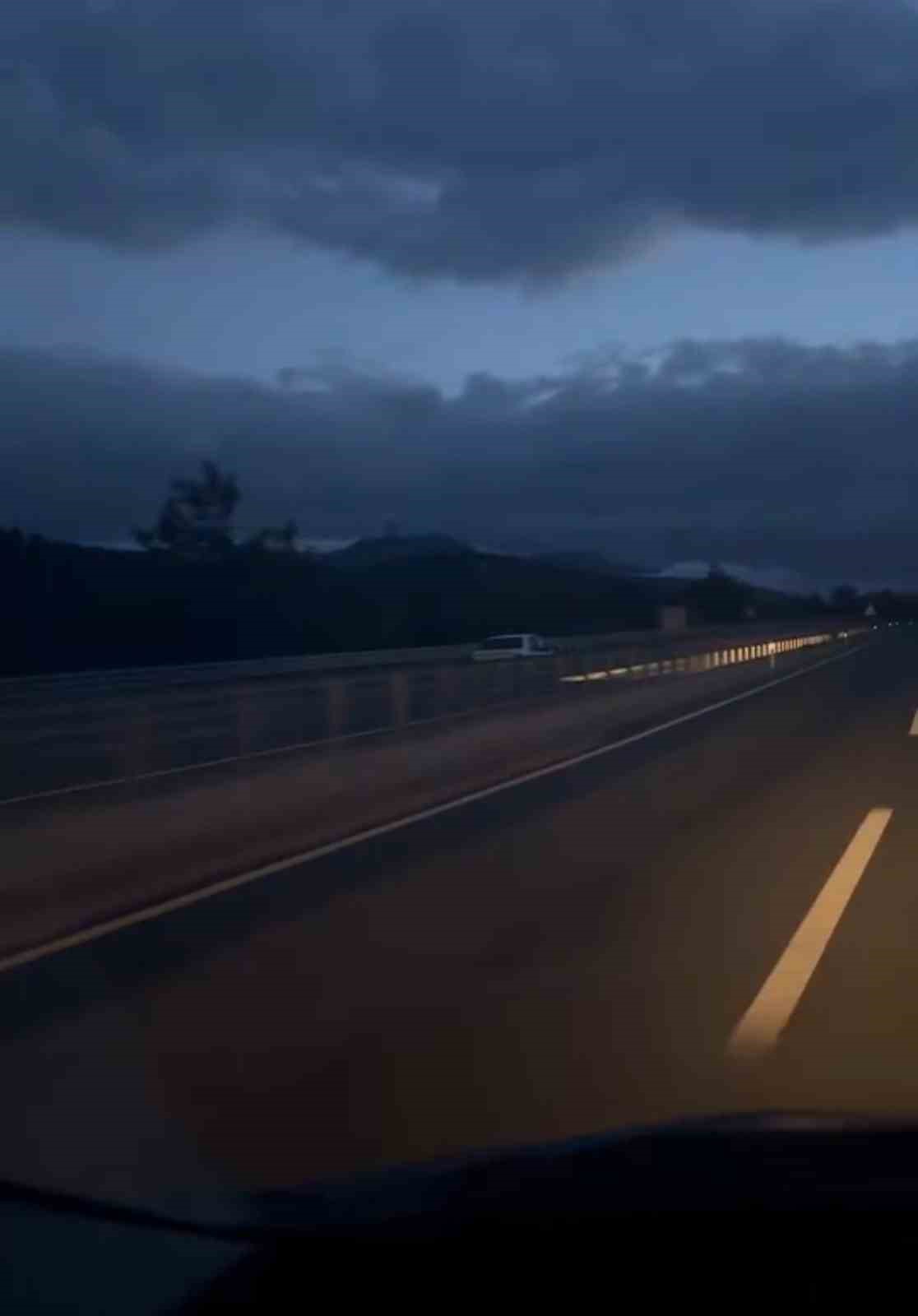 Ters yönde kilometrelerce ilerleyerek trafiği tehlikeye düşürdü
