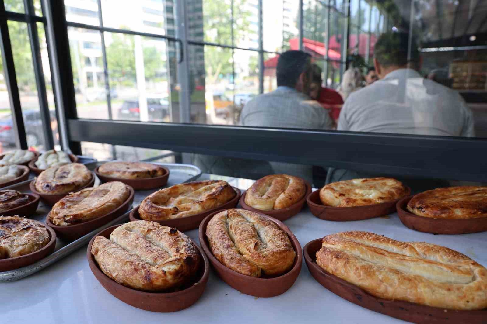 Diyarbakır’da tandırda çömleklerde pişirilen yeni lezzet börek talep görüyor