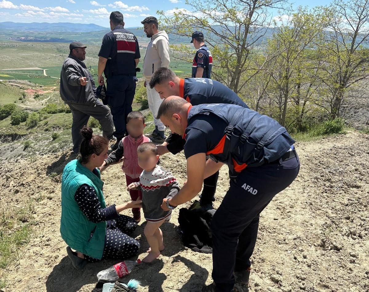 Çamura saplanan çocukları ekipler kurtardı

