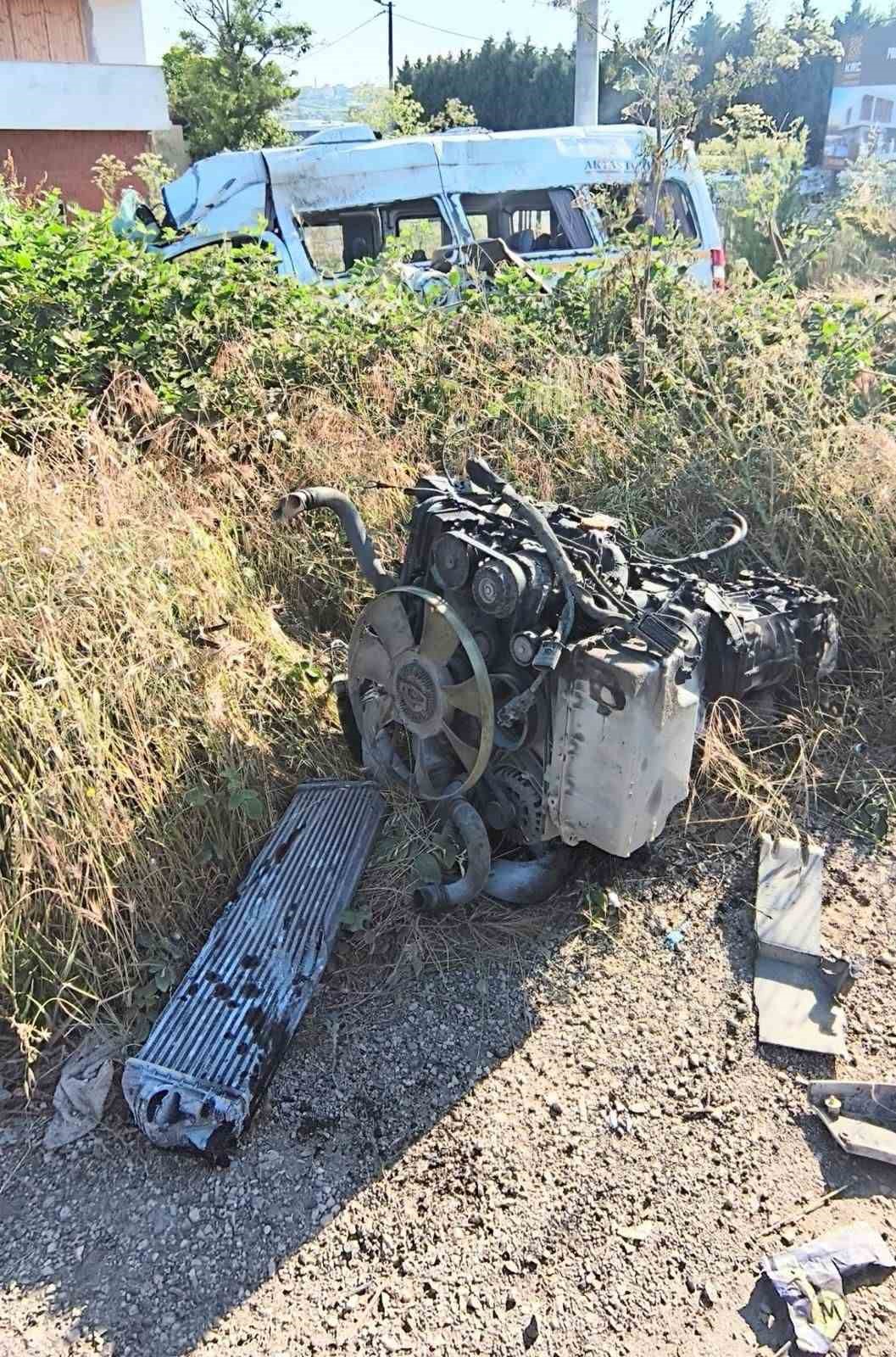 Servis minibüsünün lastiği patladı, direğe çarptı: 6 yaralı
