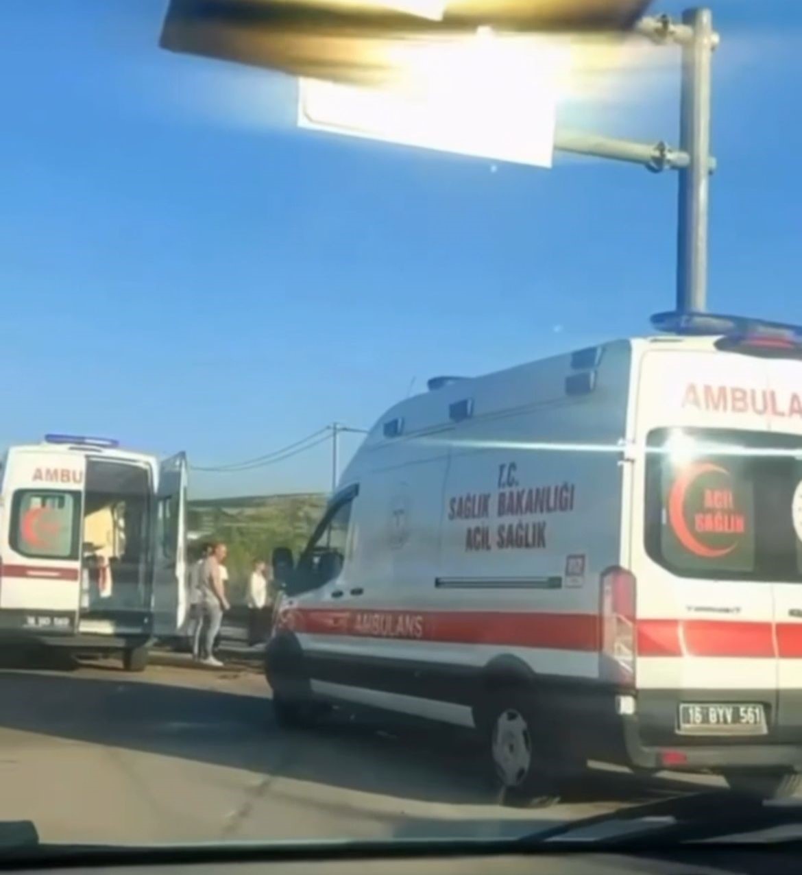 Servis minibüsünün lastiği patladı, direğe çarptı: 6 yaralı