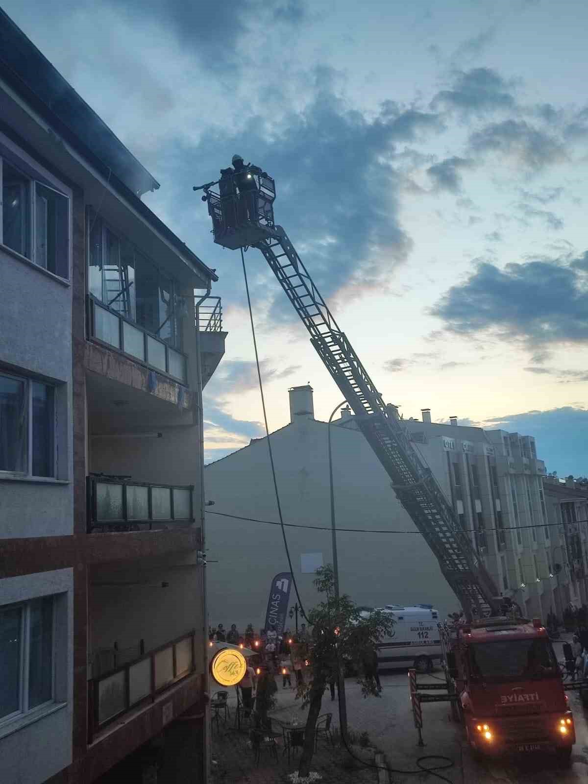 3 katlı binanın terasında çıkan yangın söndürüldü