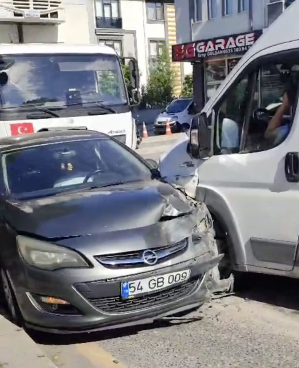 Okul servisi scooterle &ccedil;ocuğa ardından otomobile &ccedil;arptı: 2 yaralı
