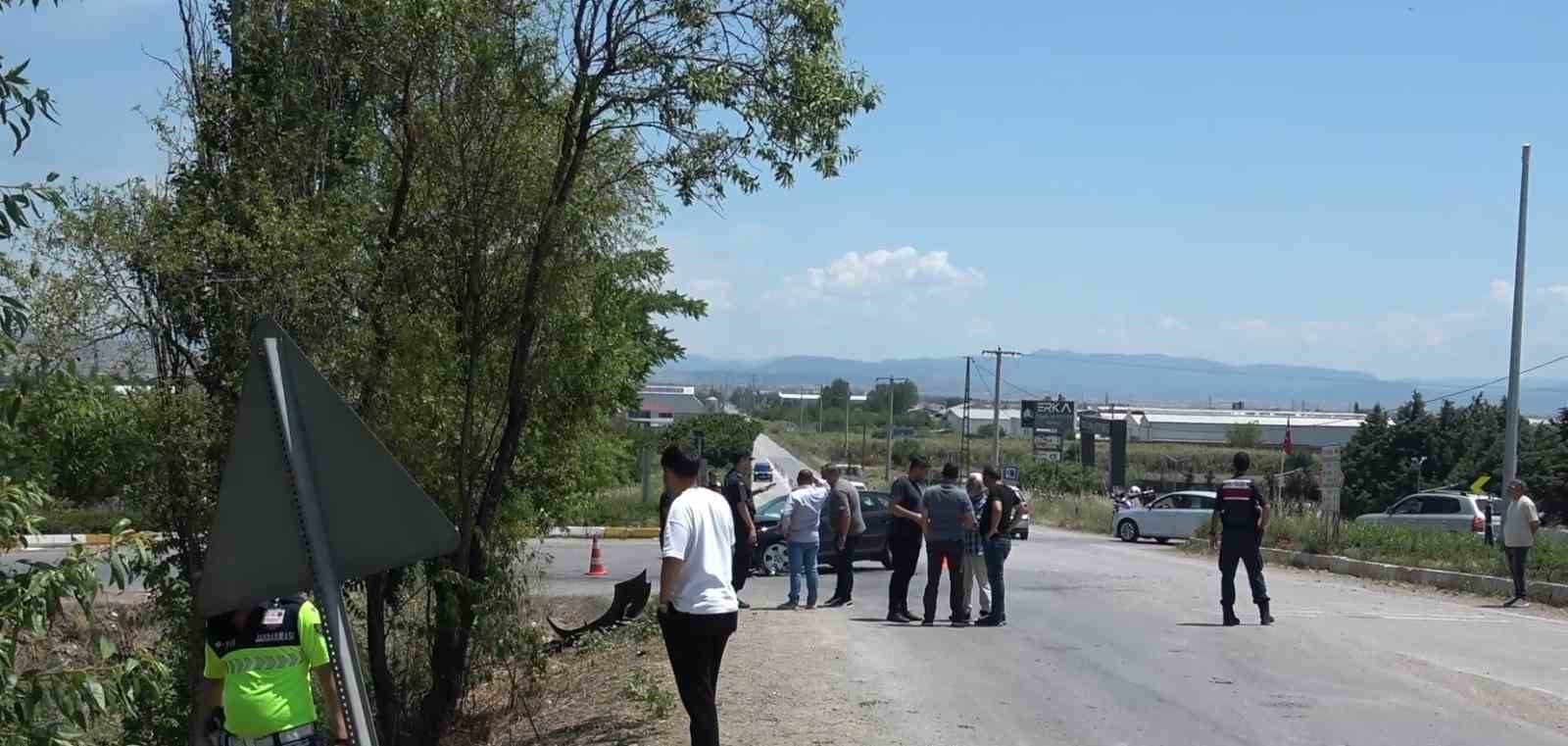 Balıkesir’de yolcu minibüsü ile otomobil kaza yaptı; 14 yaralı