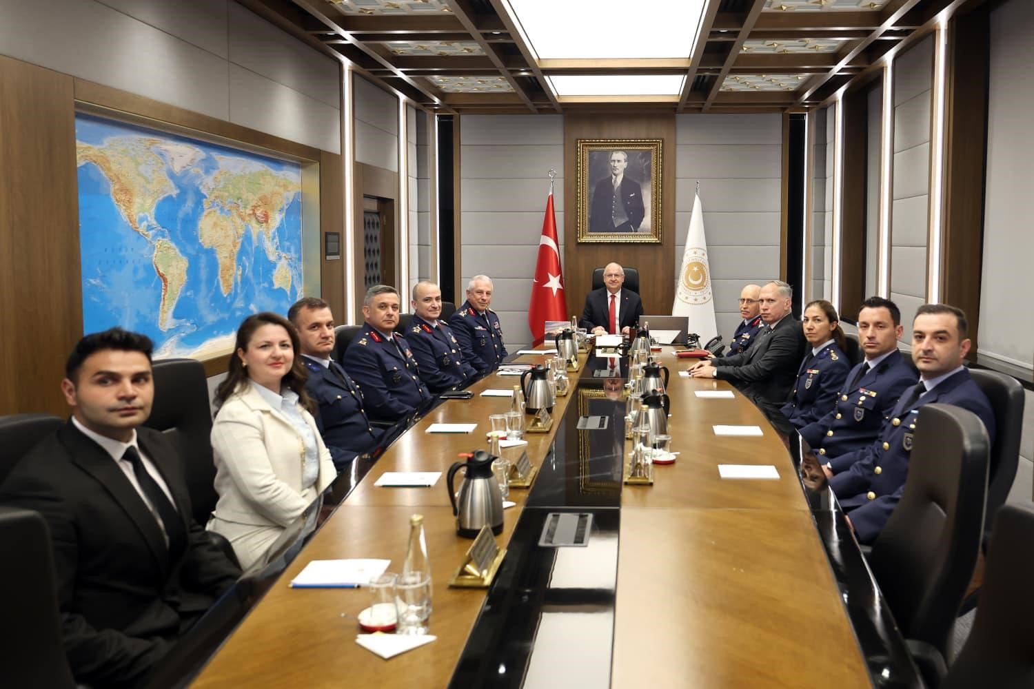 Bakan G&uuml;ler, Hava Kuvvetleri Komutanlığı personelini kabul etti
