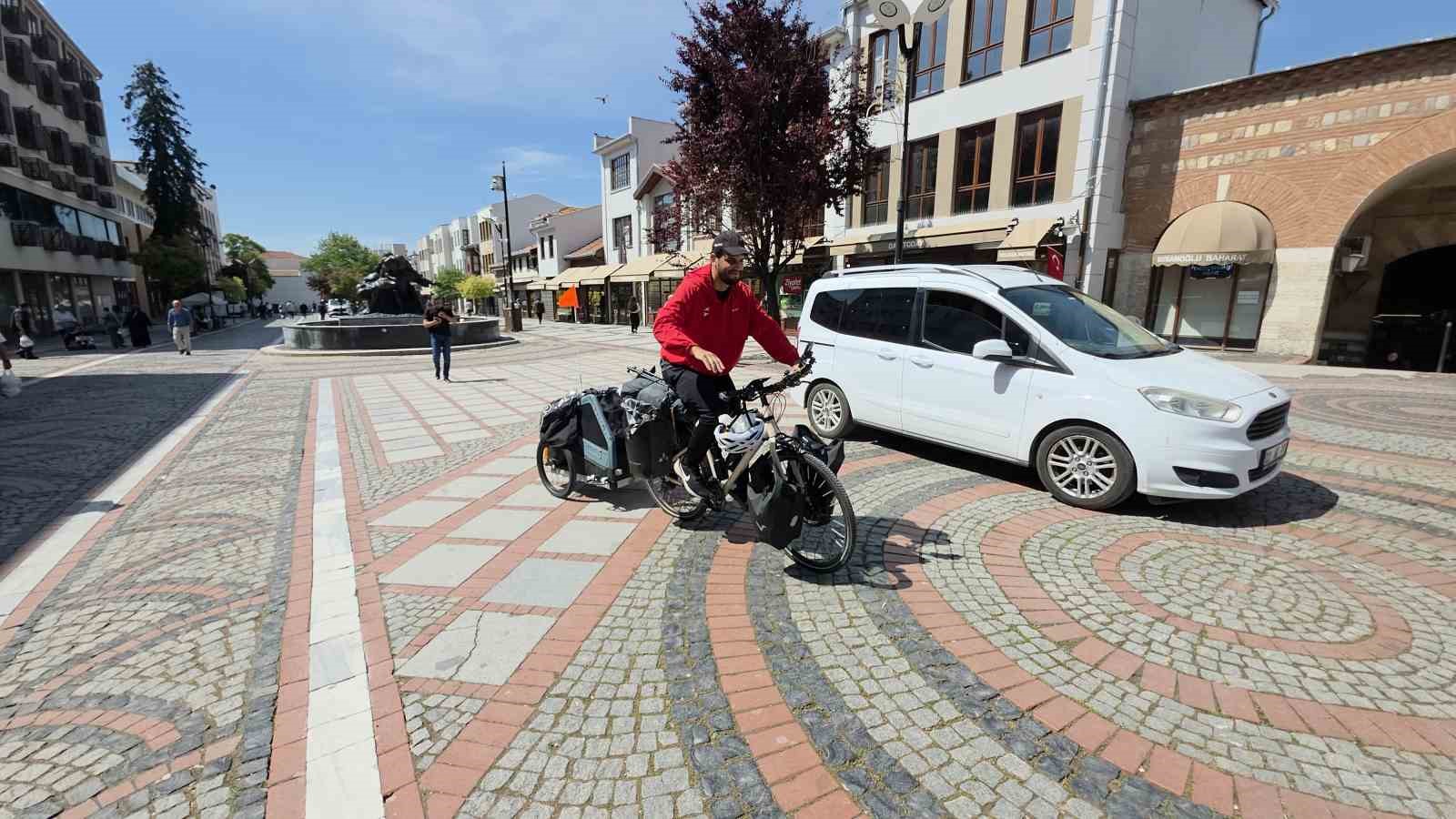 Filistin i&ccedil;in pedal &ccedil;eviriyor: Berlin&rsquo;den Tokyo&rsquo;ya uzanan yolculuk Edirne&rsquo;den ge&ccedil;ti
