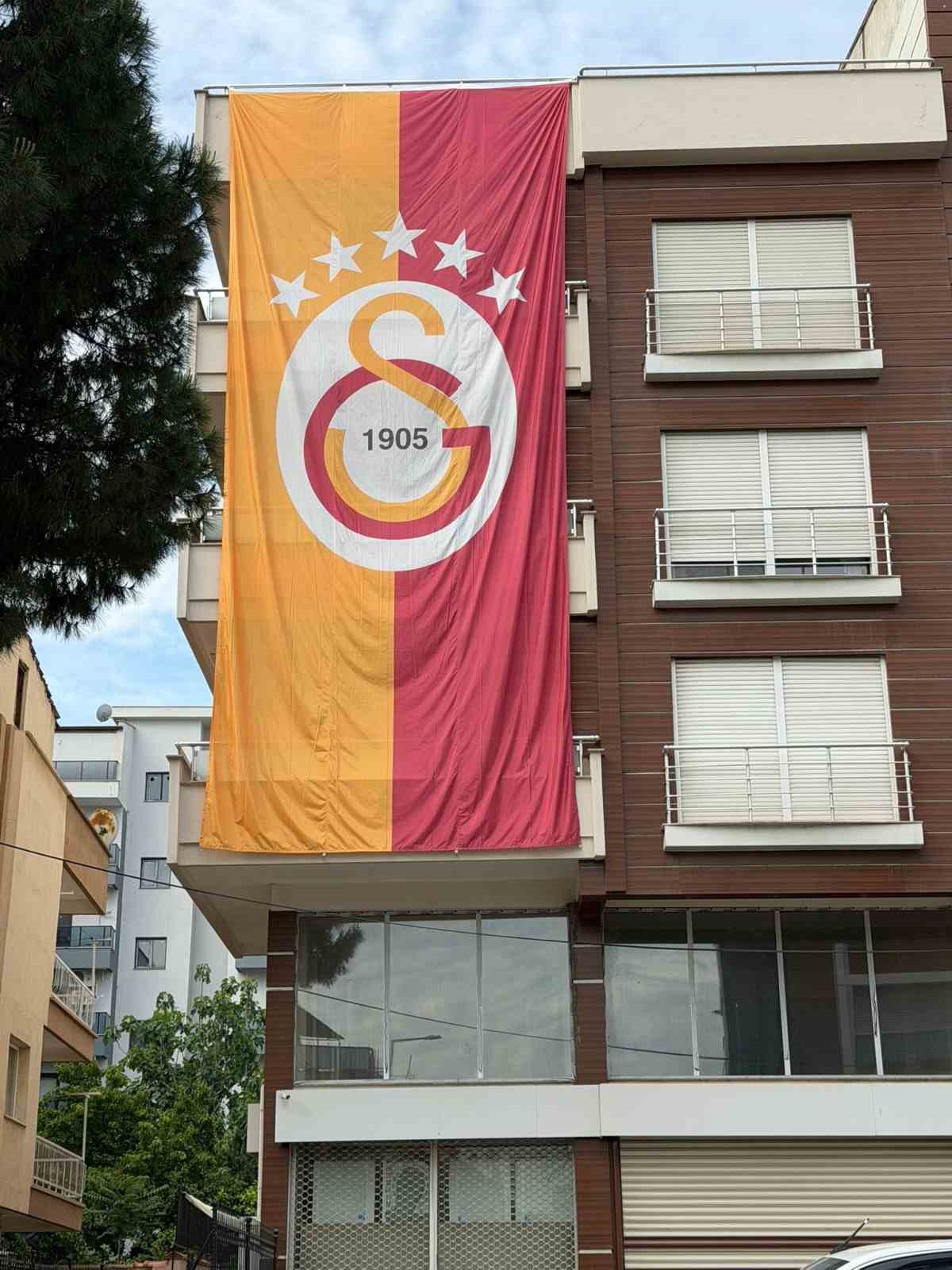 Salihli’de caddelere şampiyon Galatasaray bayrakları asıldı