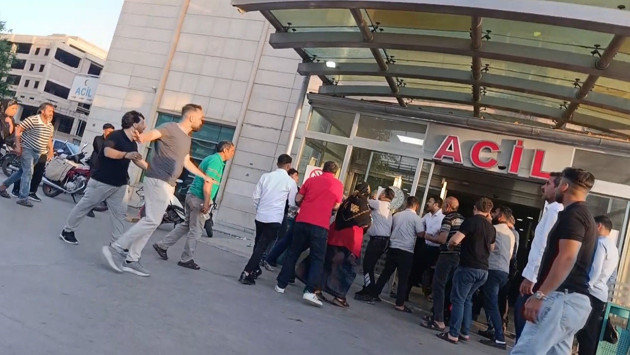 Otomobilin &ccedil;arptığı &ccedil;ocuk &ouml;ld&uuml;, durumunu &ouml;ğrenmek i&ccedil;in hastaneye giden s&uuml;r&uuml;c&uuml; darp edildi
