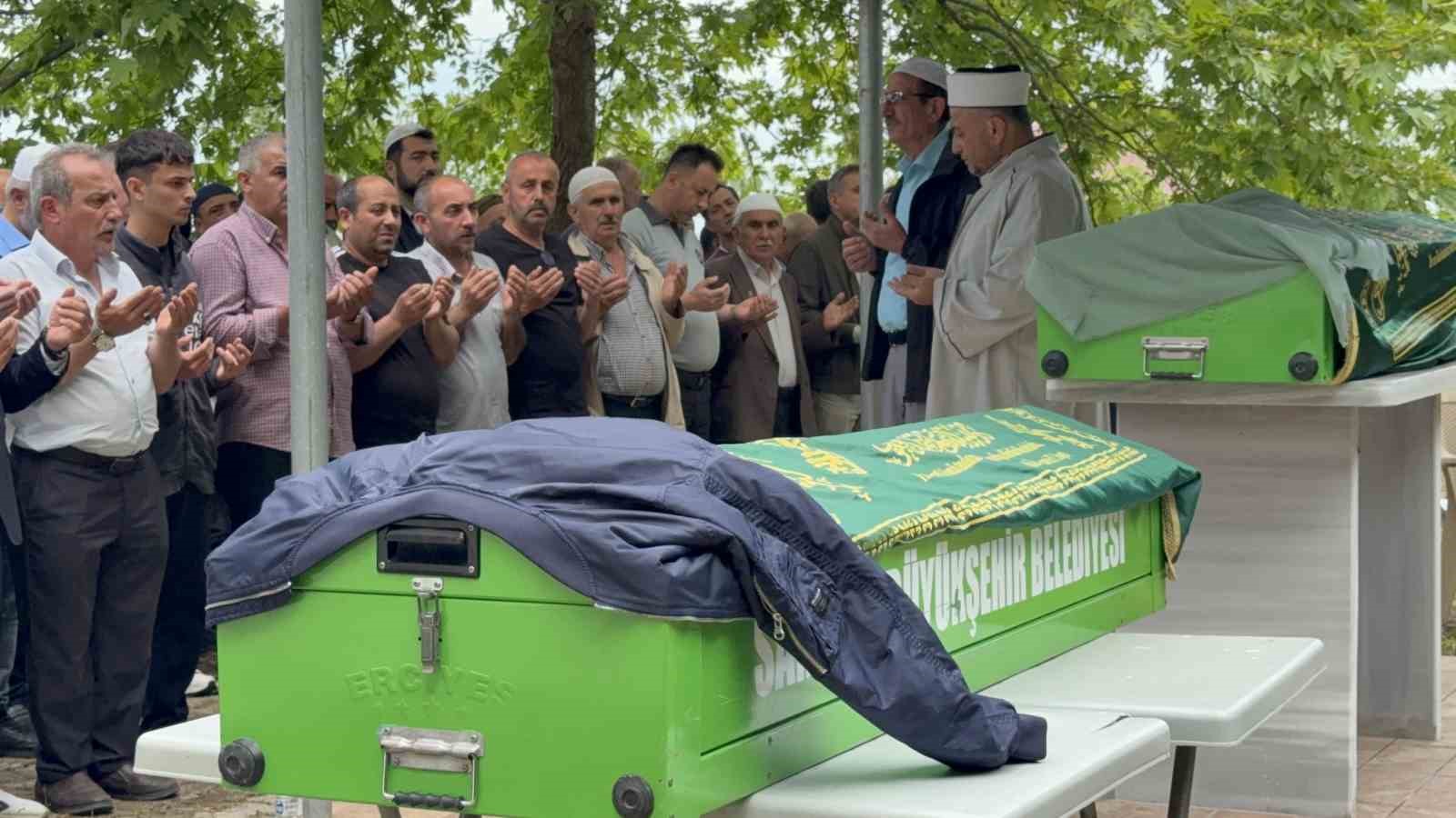 Bayram yolunda kazada ölen genç çift, yan yana toprağa verildi