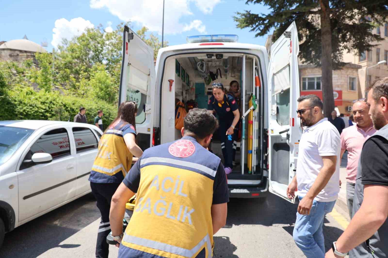 Cenaze çıkışında yol verme kavgası kanlı bitti: 1 yaralı, 2 gözaltı
