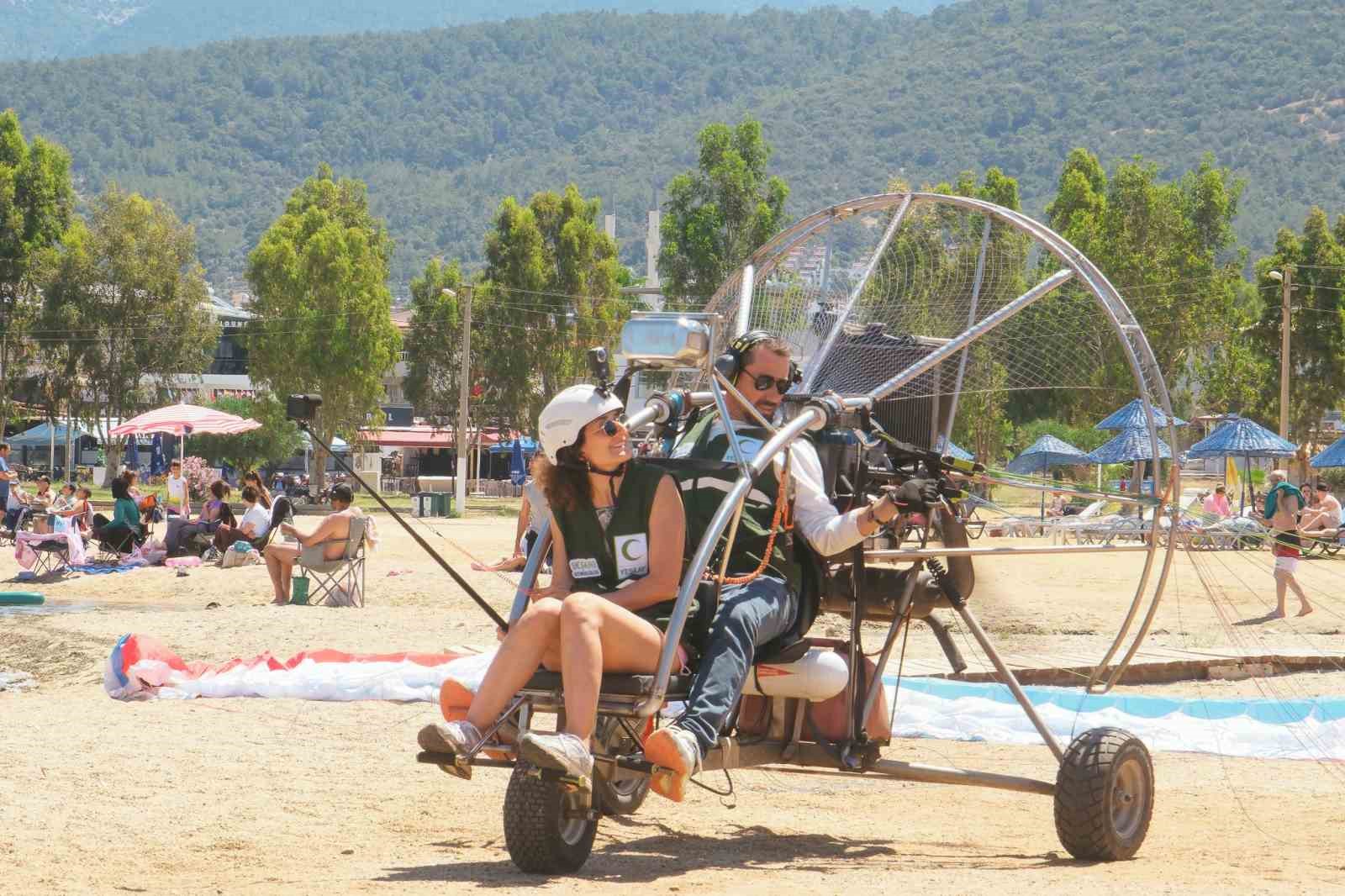 Didim&rsquo;de g&ouml;ky&uuml;z&uuml; rengarenk oldu, Havacılık Festivali yoğun ilgi g&ouml;rd&uuml;
