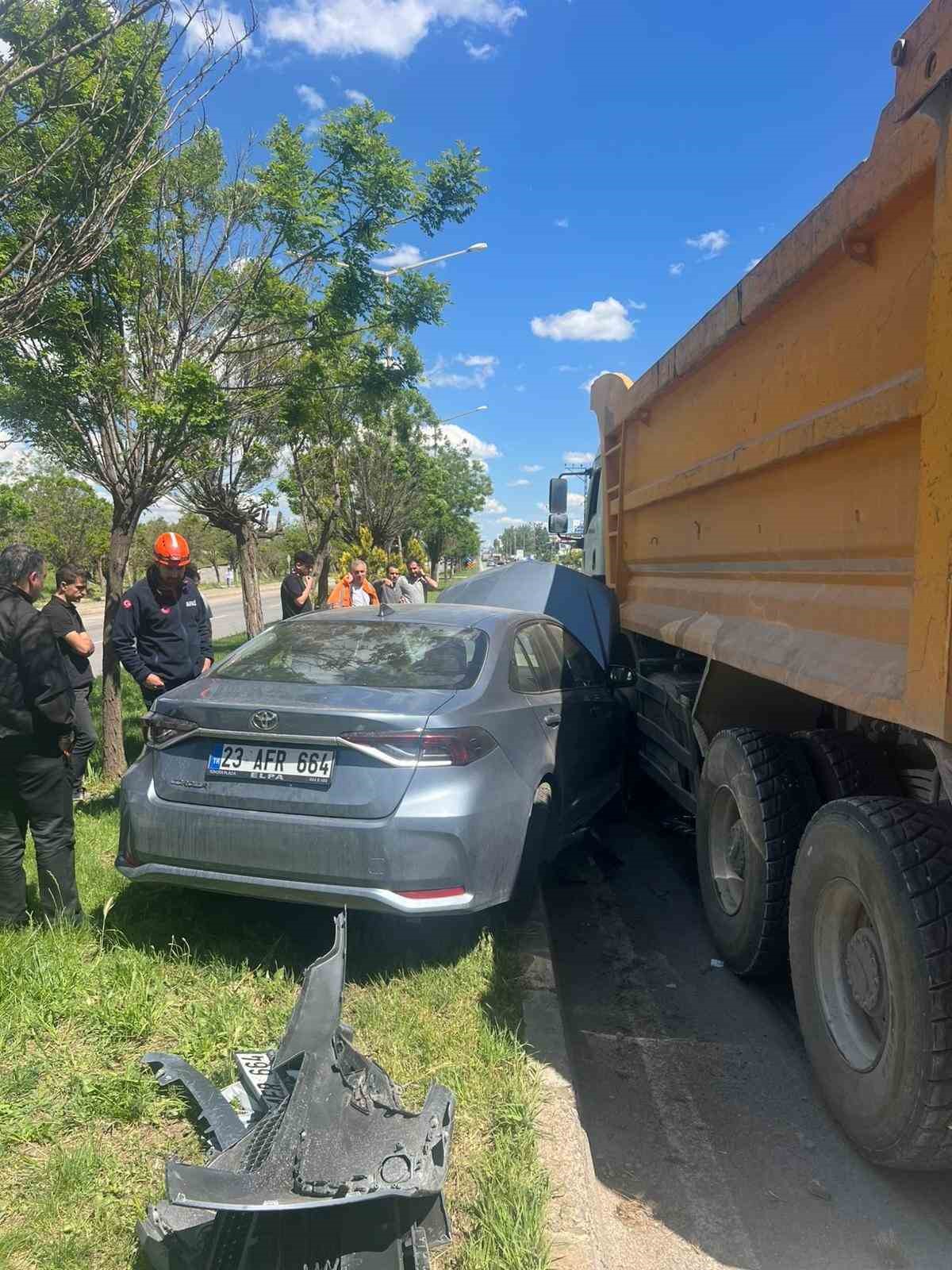 Muş&rsquo;ta kamyon ile otomobil &ccedil;arpıştı: 1 yaralı
