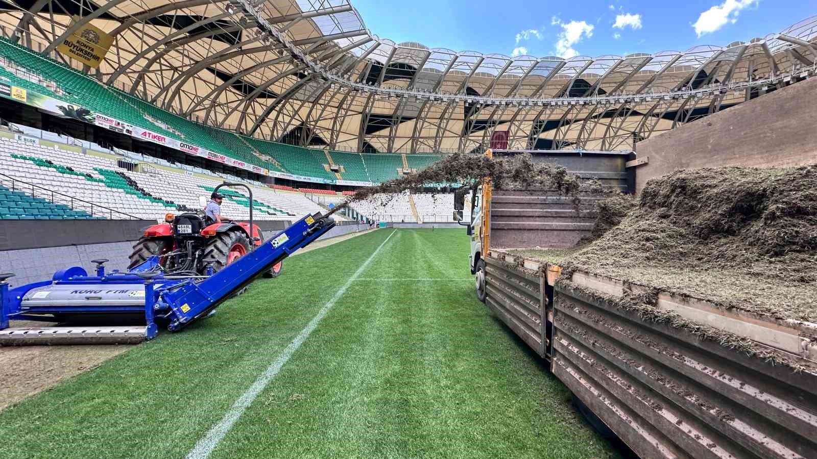 Konya Büyükşehir Stadyumu’nun zemininde renovasyon çalışması başlatıldı