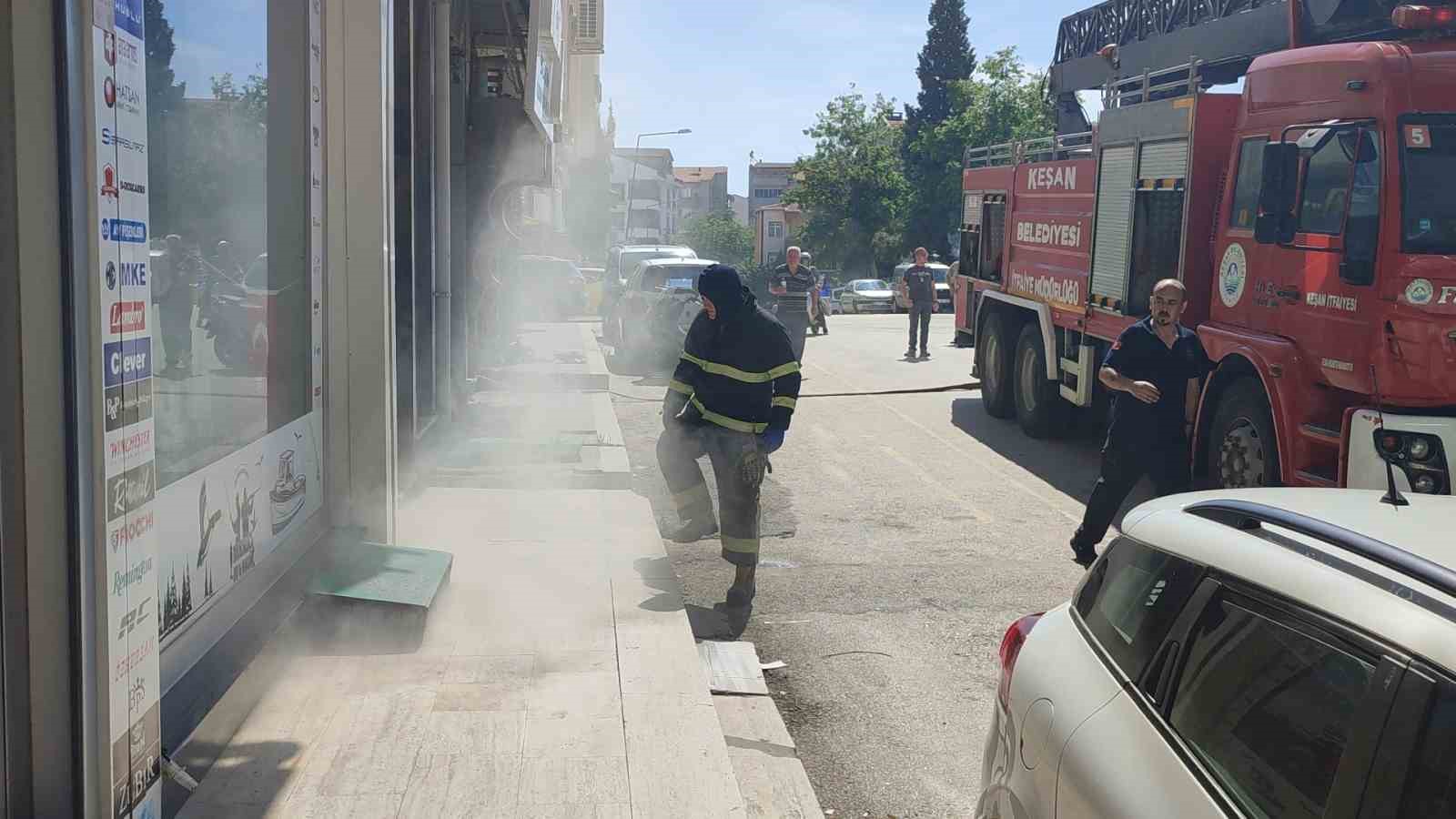 Bodrum katta çıkan yangında 4 kedi son anda kurtarıldı
