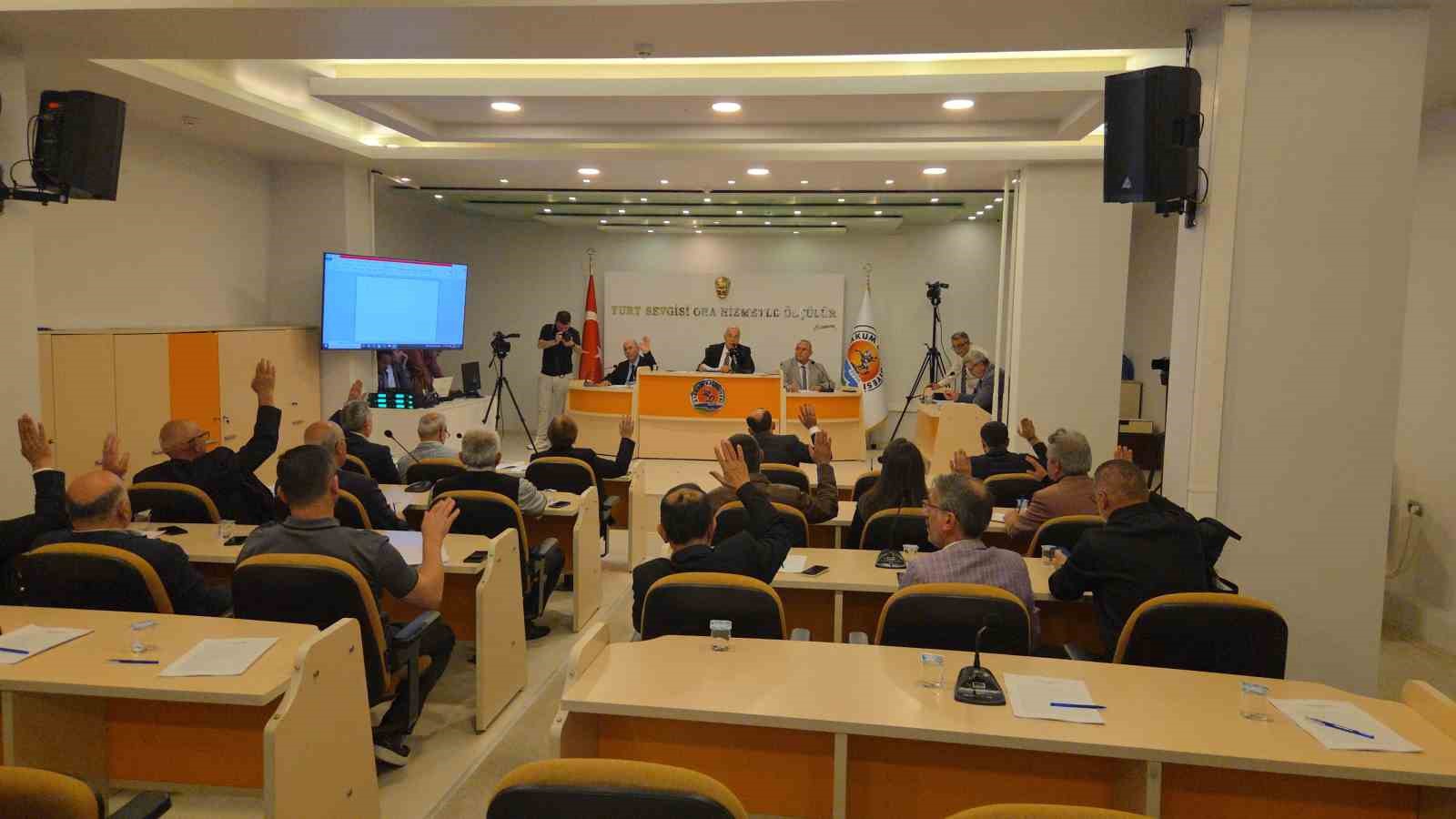 Atakum meclisinde yatırım ve maaş g&uuml;ndemi
