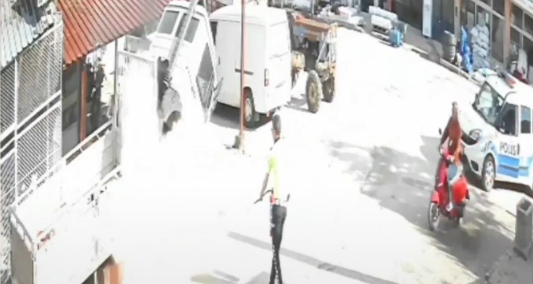 Devriye görevindeki polis memuru yanan kamyonete müdahale edip söndürdü