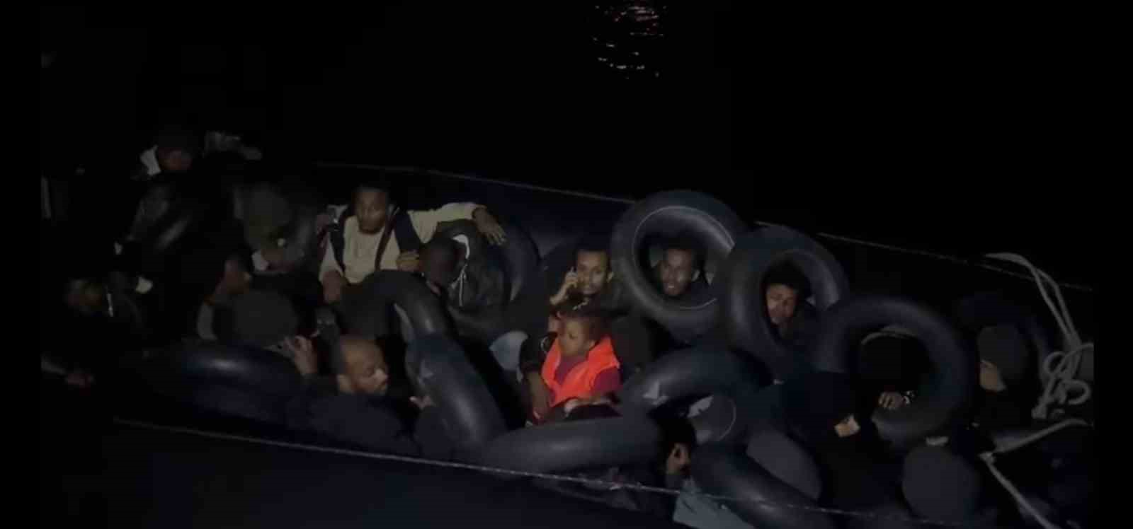 Karaburun açıklarında sürüklenen lastik bottaki 31 göçmen kurtarıldı
