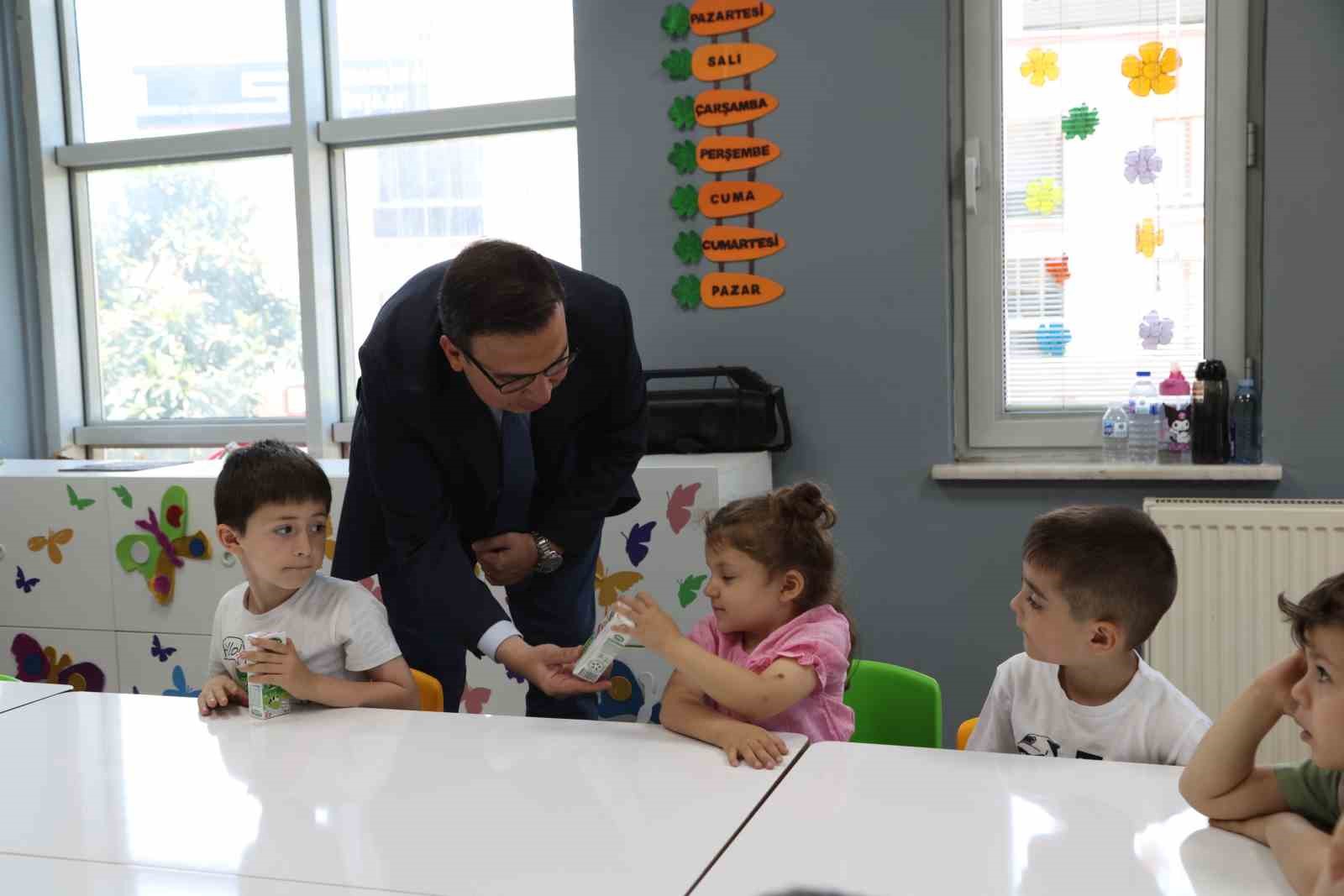 Nil&uuml;fer Belediyesi &ccedil;ocukların s&uuml;t t&uuml;ketimini destekliyor

