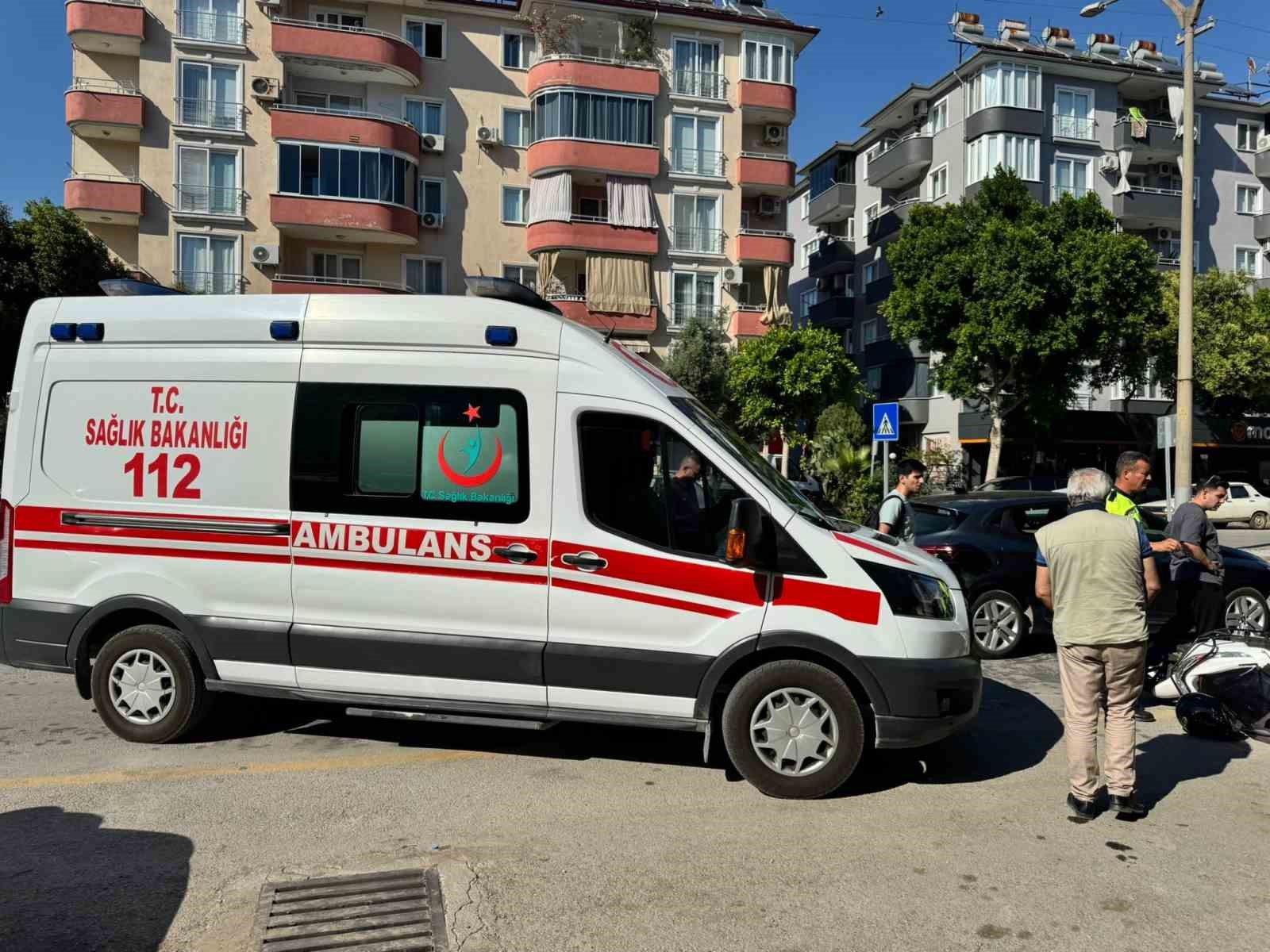 Yaya ge&ccedil;idinde duran motosiklete arkadan &ccedil;arptı: 1 yaralı
