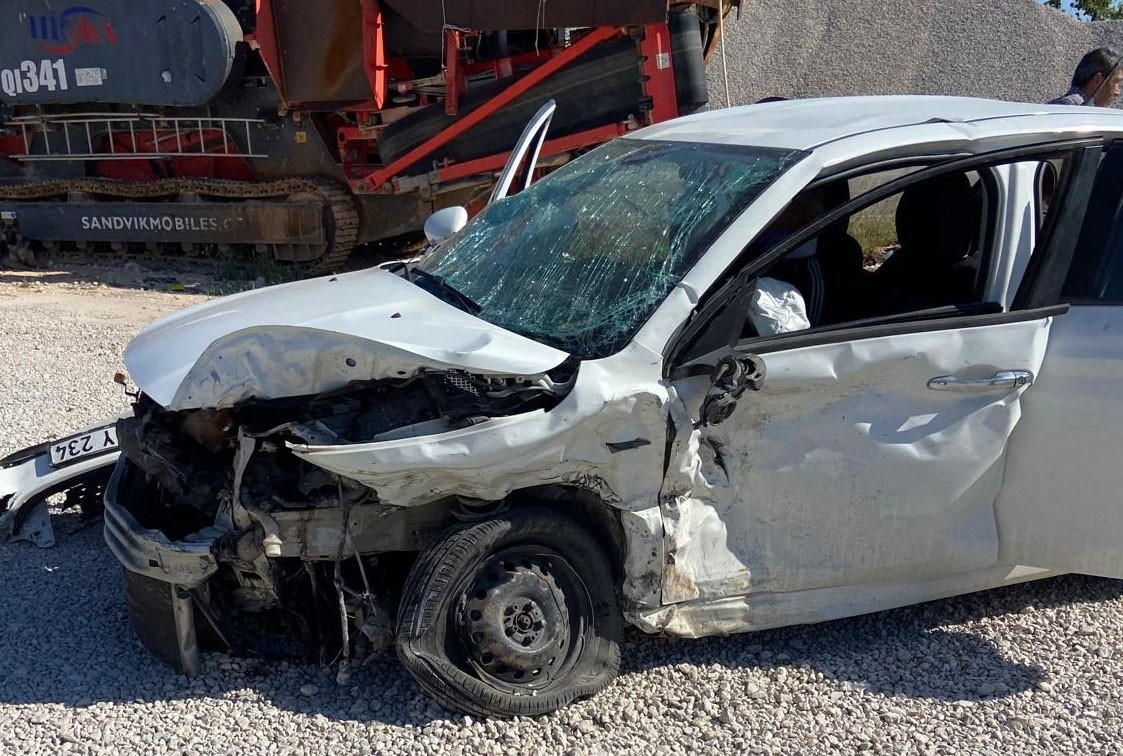 Otomobil ile hafif ticari araç çarpıştı: 6 yaralı