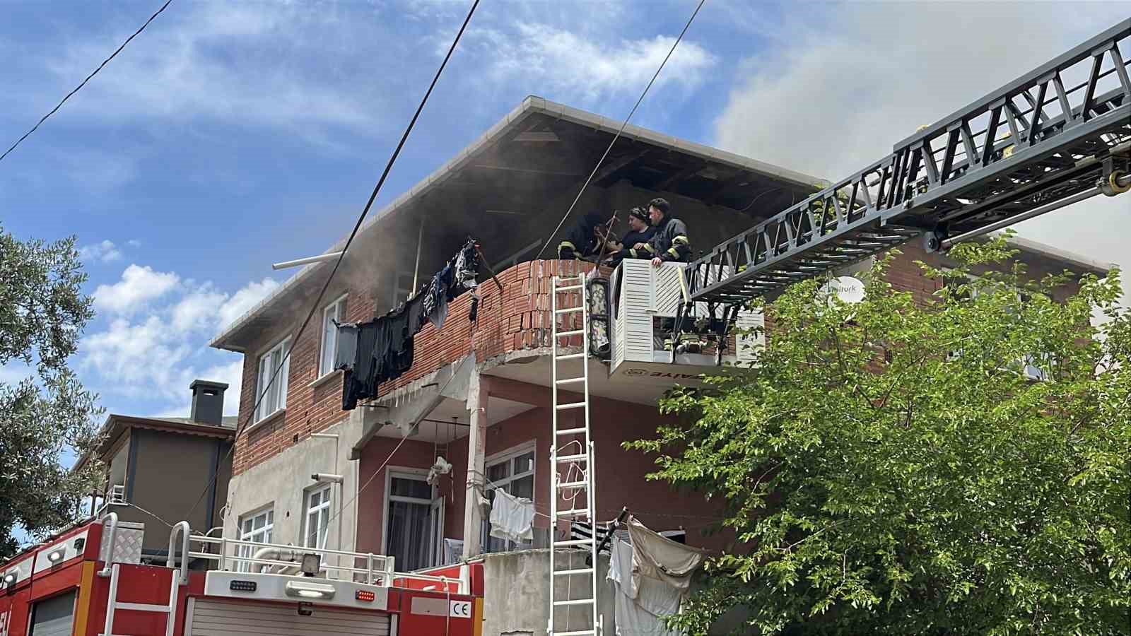 Kocaeli’de korkutan yangın: Balkonda mahsur kalan anne ve bebeği itfaiye kurtardı
