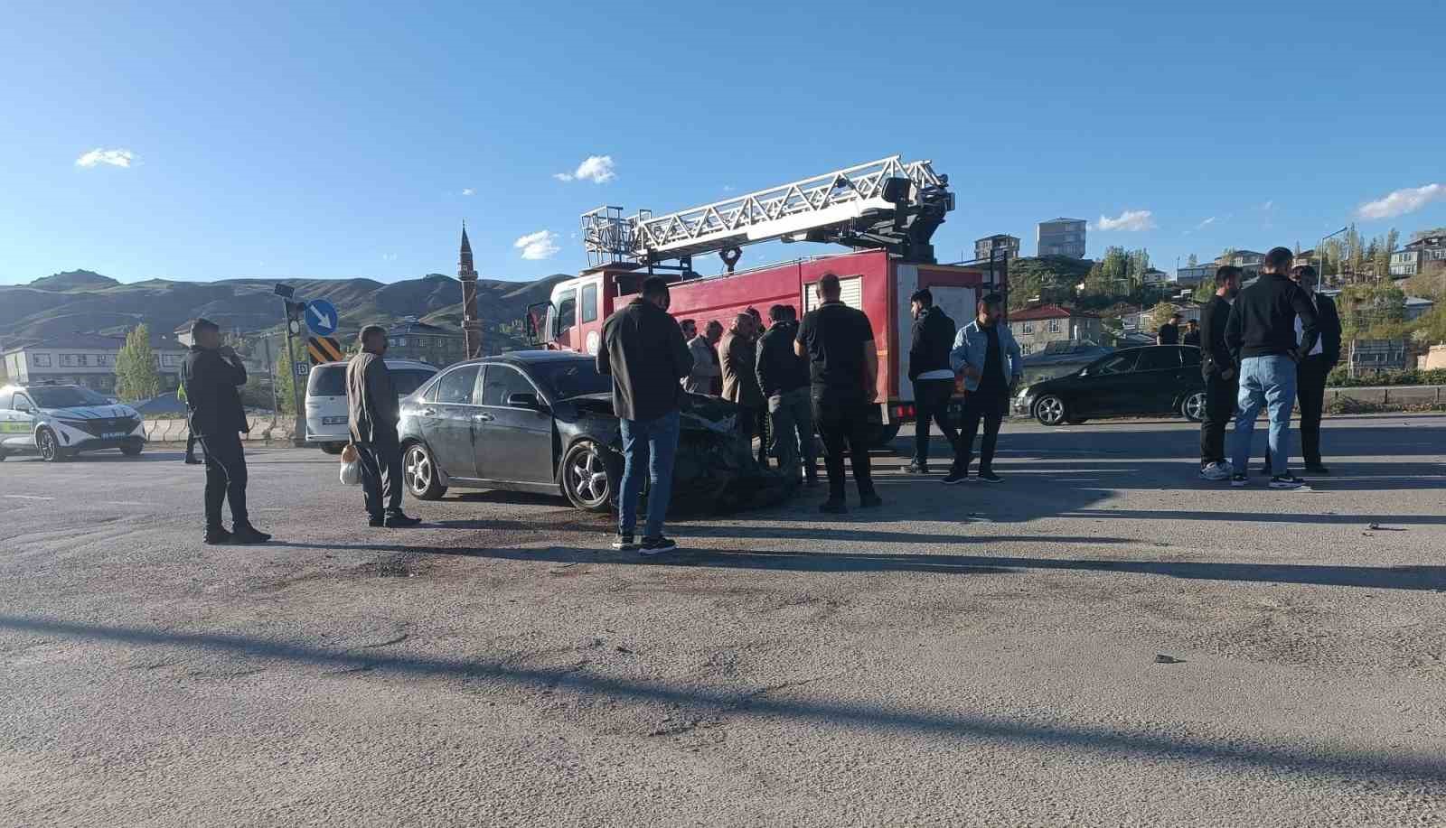 Van Özalp’te zincirleme kaza: 4 yaralı
