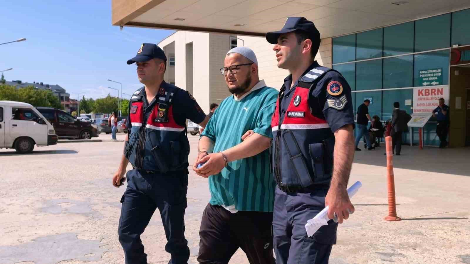 5 bıçak darbesiyle kuzenini yaralayan şahıs tutuklandı