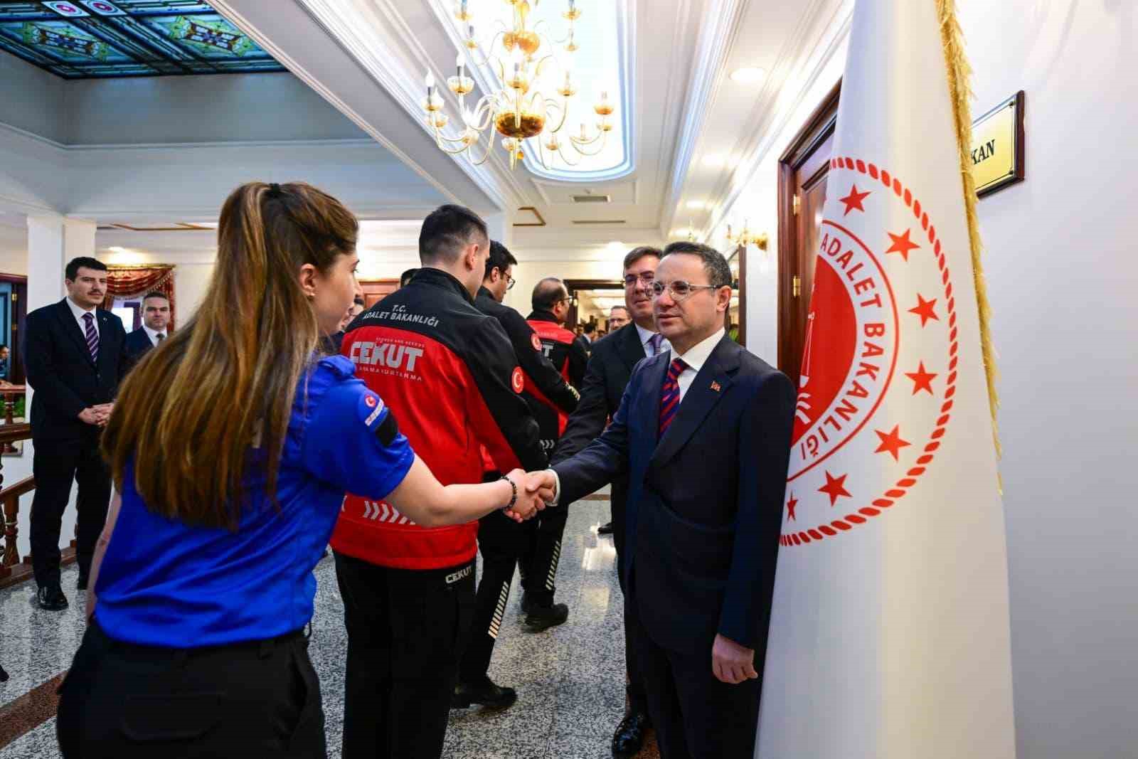 Bakan Gürlek, birim amirleri, Bakanlık ve HSK personeliyle bayramlaştı