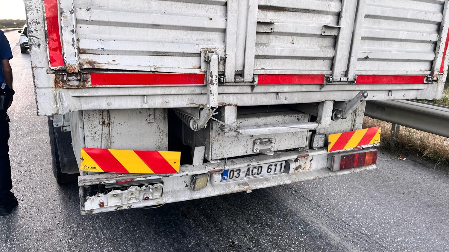 Tır başka bir tıra arkadan &ccedil;arptı, yol trafiğe kapandı
