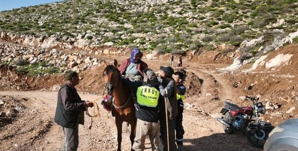 Siirt’te kalp krizi geçiren kadın, katır sırtında sağlık ekiplerine ulaştırıldı