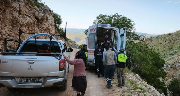 Siirt’te kalp krizi geçiren kadın, katır sırtında sağlık ekiplerine ulaştırıldı