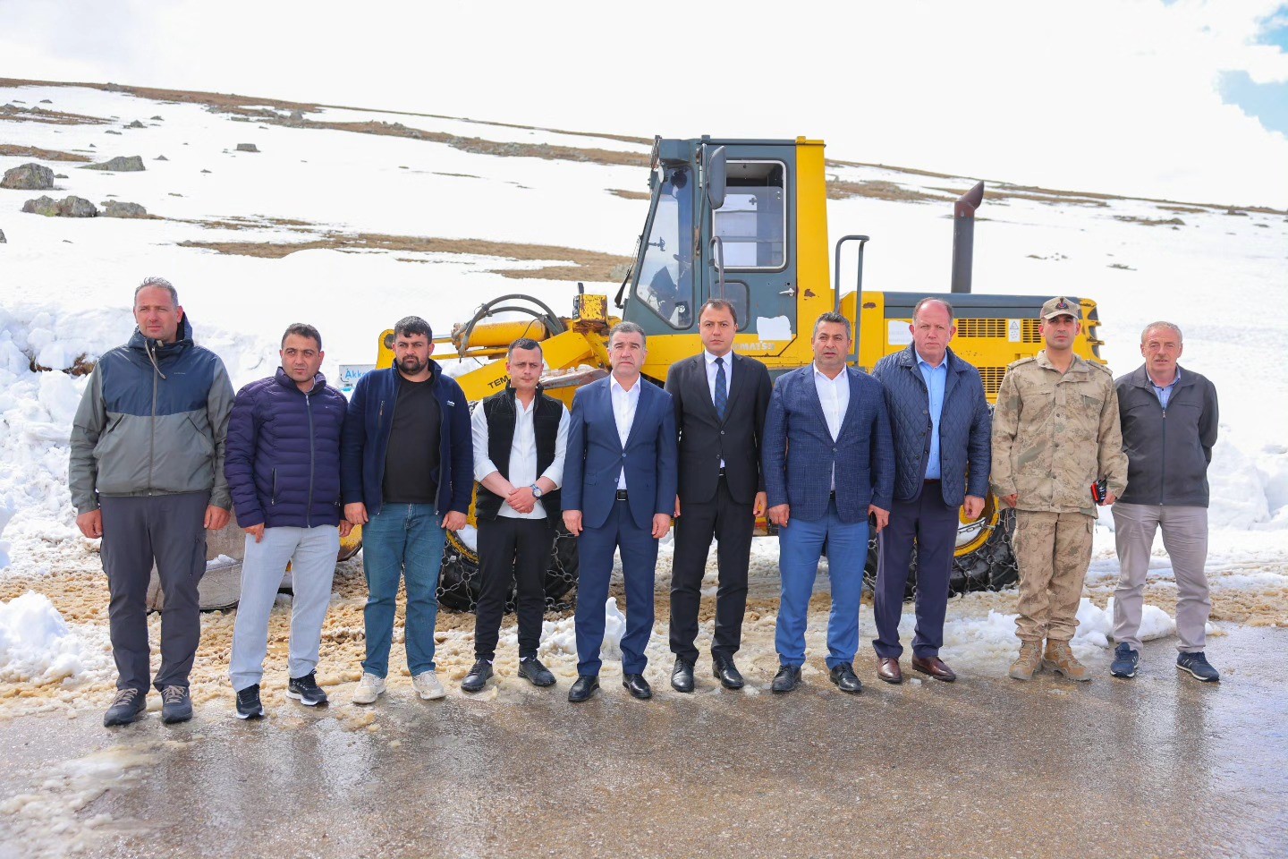 Bayburt&rsquo;un yayla yollarında karla m&uuml;cadele devam ediyor
