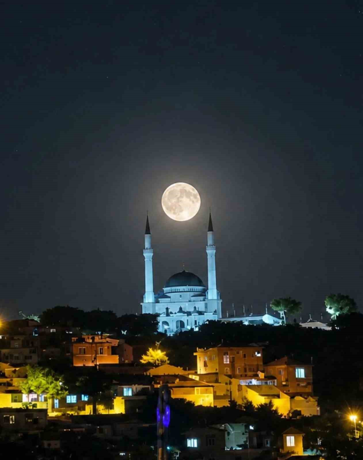 Edremit’te dolunay ve Ulu Cami buluşması görsel şölen sundu