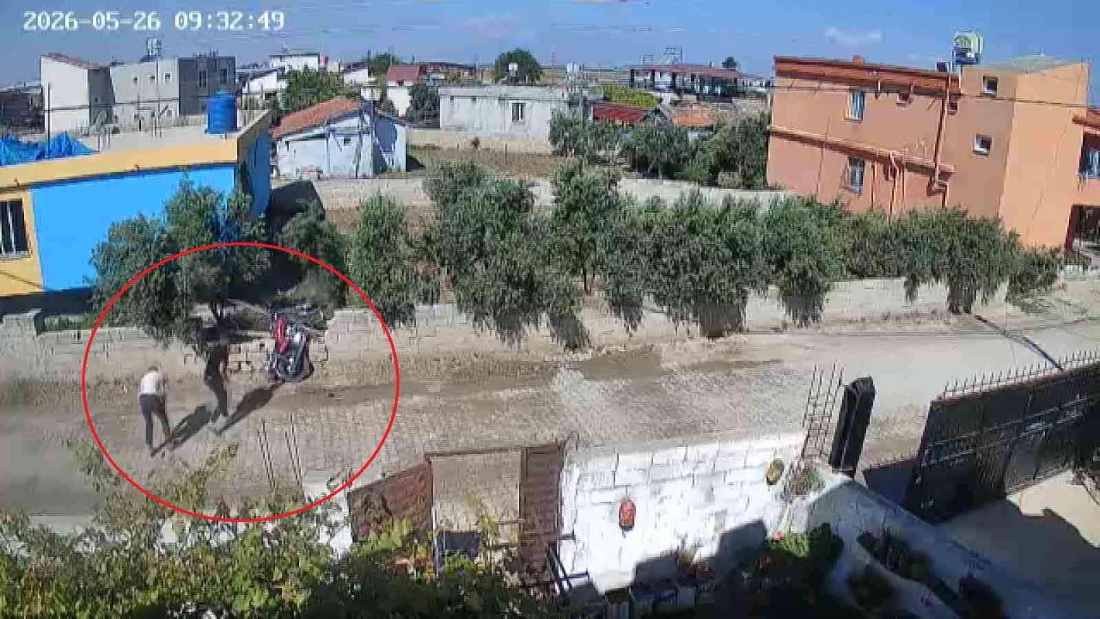 Hatay’da motosikletle tek teker yapan gençlerin duvara çarptığı anlar kamerada