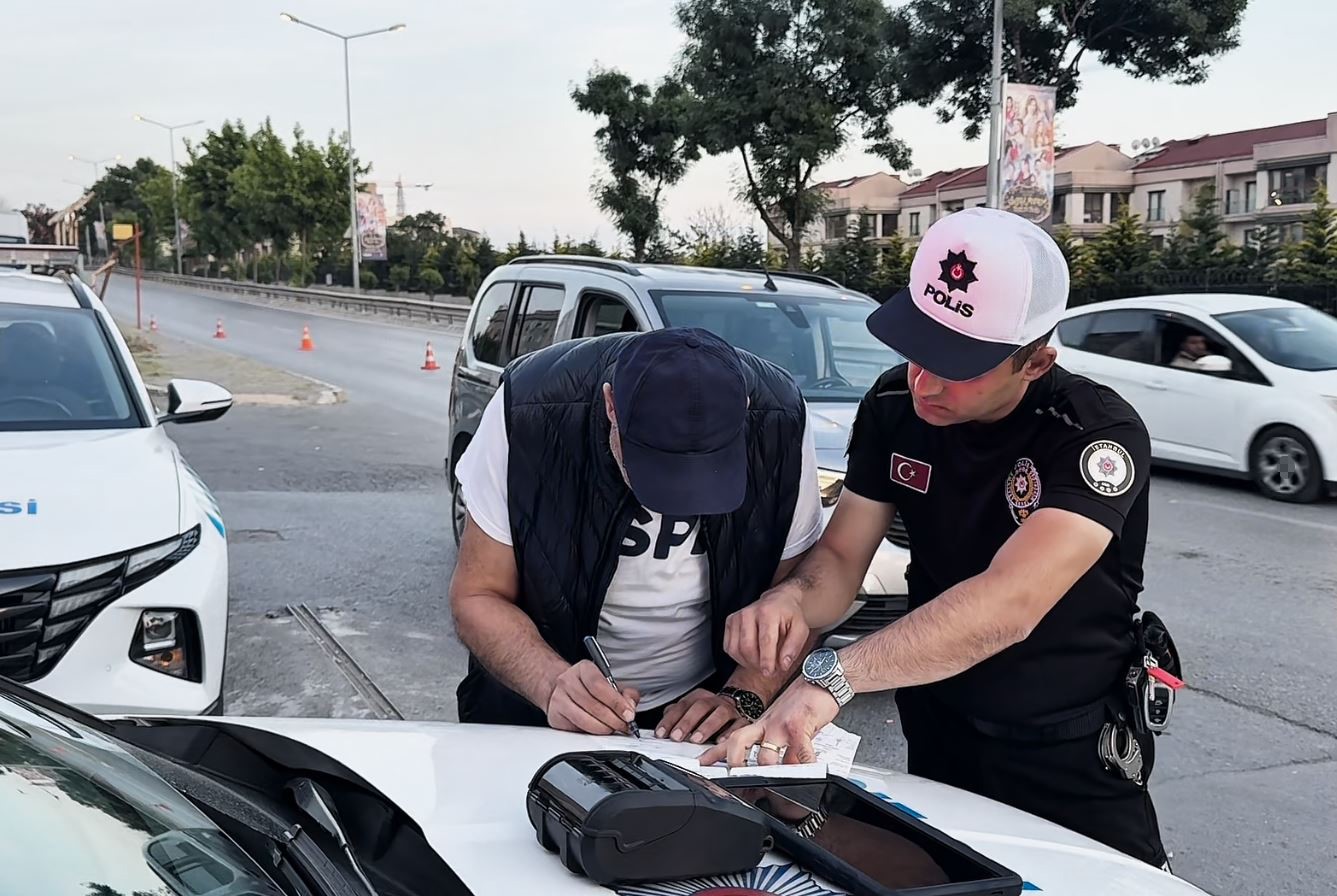 Avcılar’da ters yöne girip polisten kaçan şahsa 503 bin 965 lira ceza