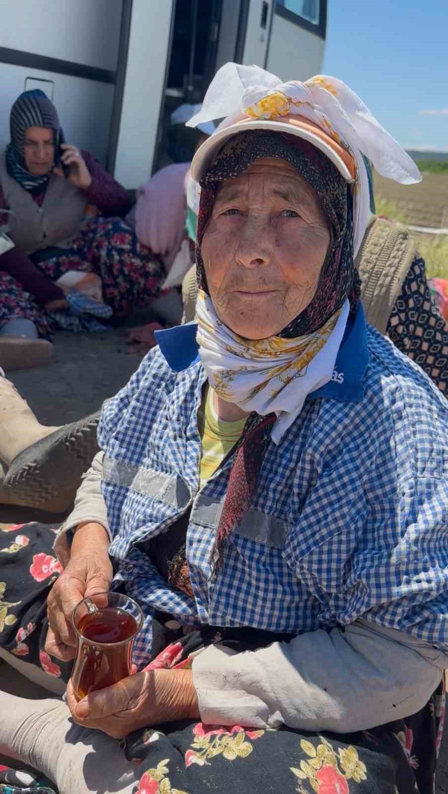 Tarlada yoruluyorlar odun ateşinde matarada &ccedil;ayla dinleniyorlar
