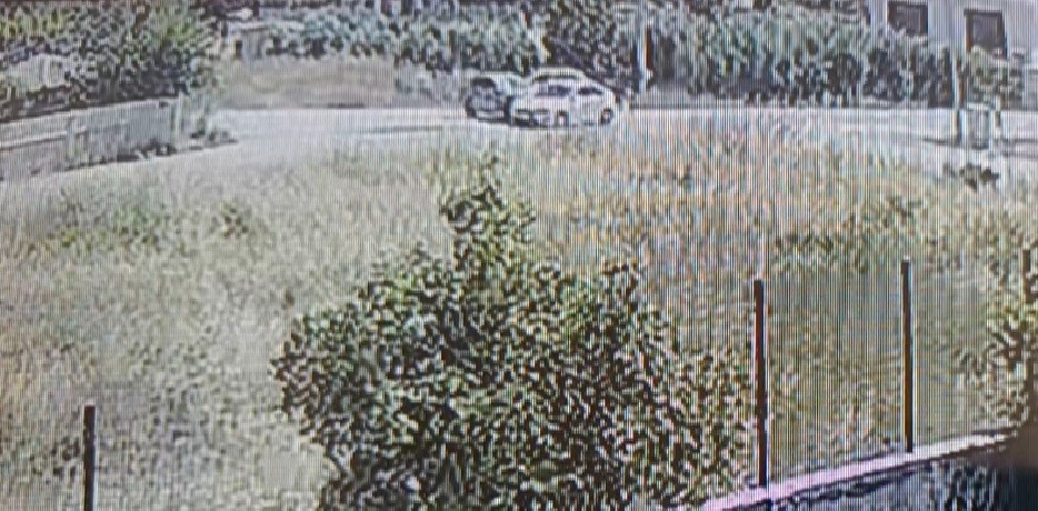 Kontrols&uuml;z kavşakta &ccedil;arpışan otomobillerin s&uuml;r&uuml;c&uuml;leri yaralandı
