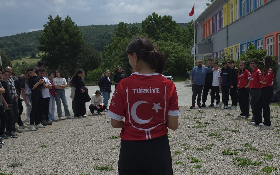 Milli sporcular köy okulunda bocceyi tanıttı
