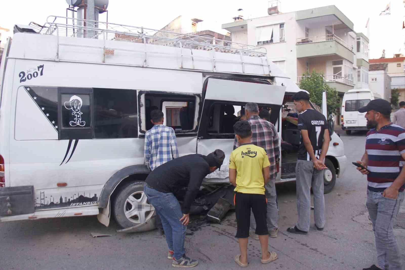 Tarım işçilerini taşıyan iki minibüs çarpıştı: 5 yaralı