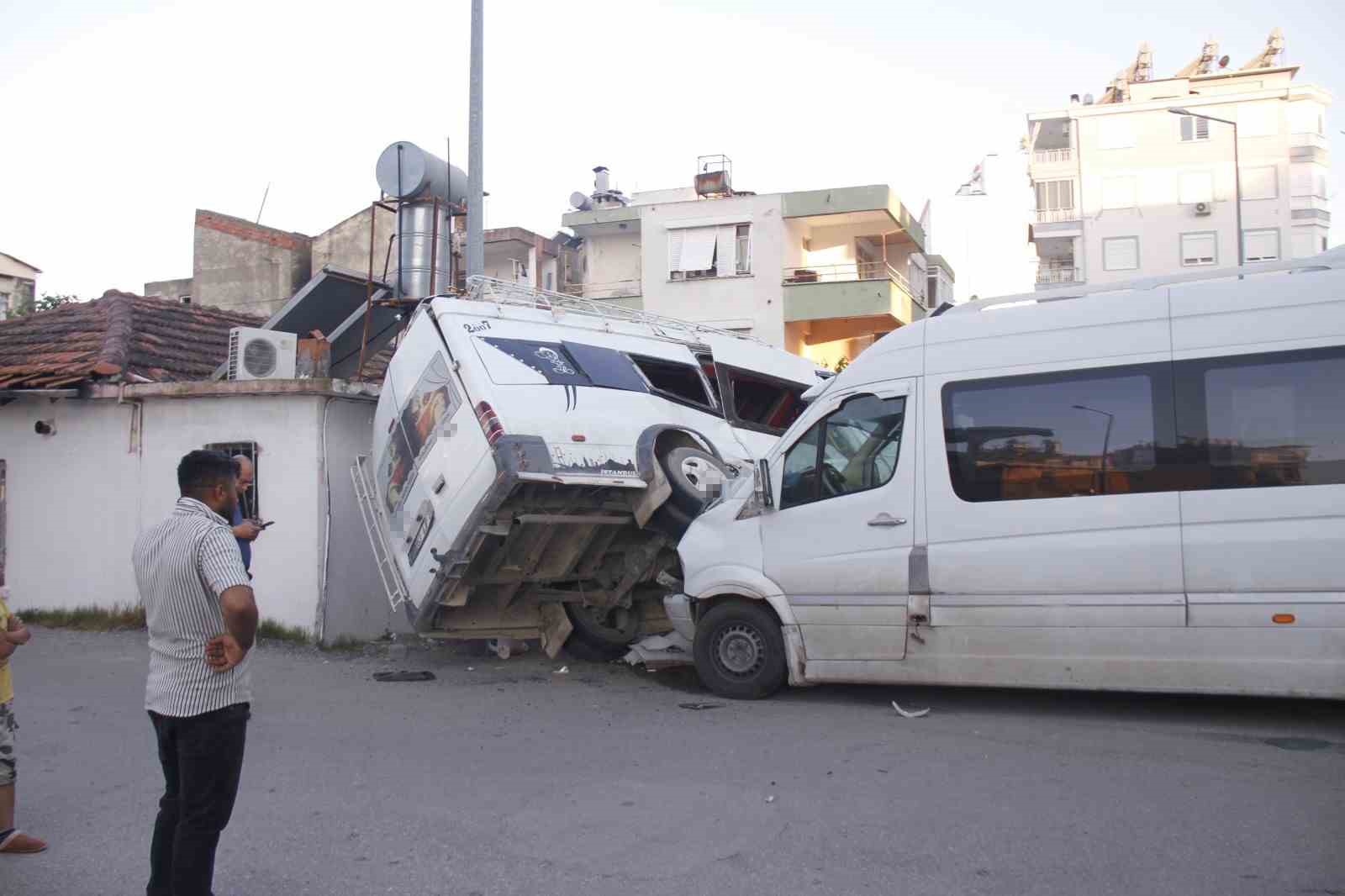 Tarım işçilerini taşıyan iki minibüs çarpıştı: 5 yaralı