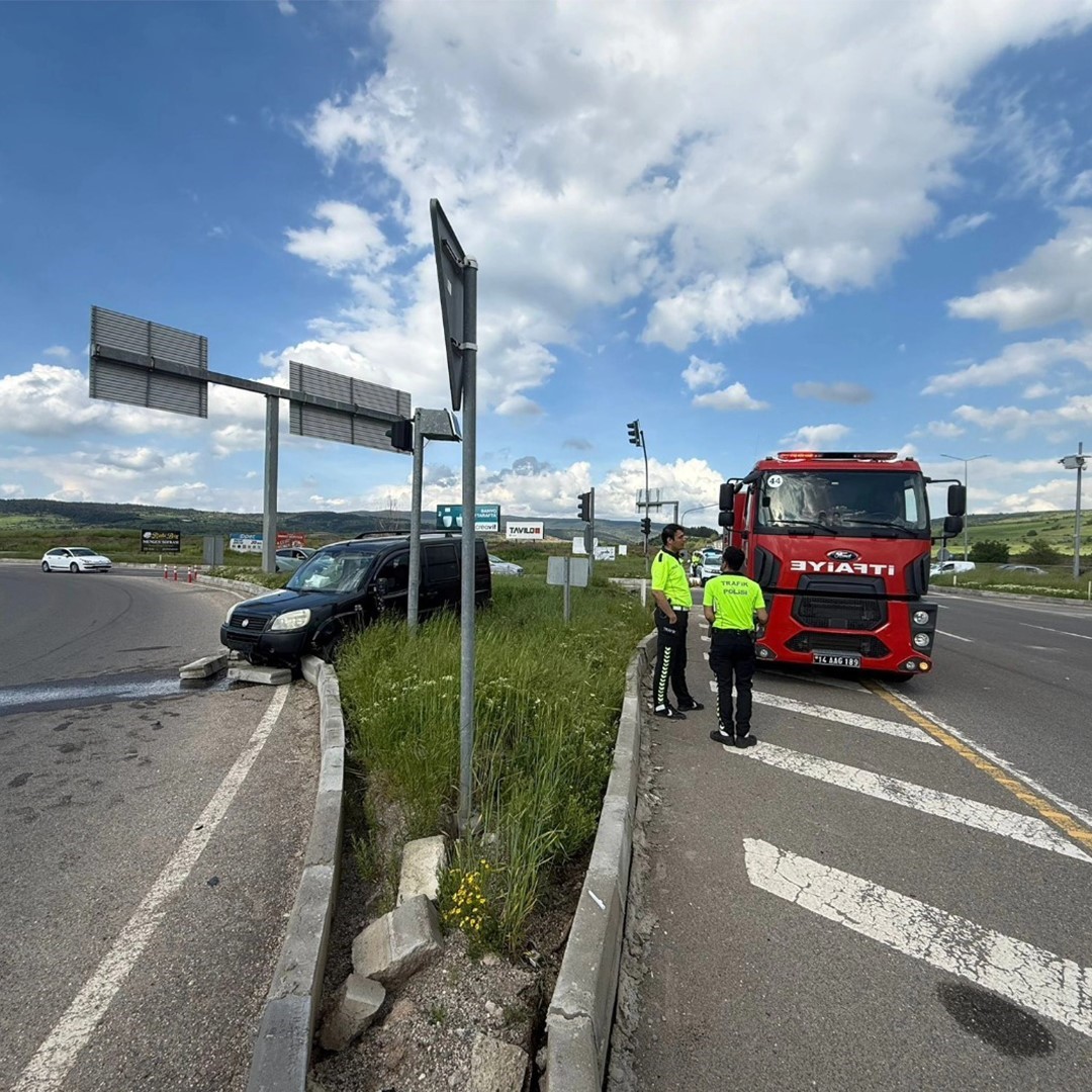 Bolu’da refüje çıkan hafif ticari aracın sürücüsü yaralandı