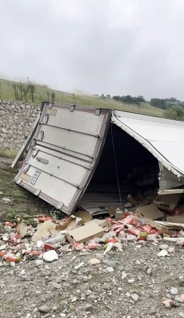 Amasya’da tavuk eti yüklü tır şarampole uçtu: 2 yaralı