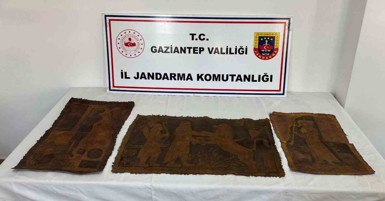 Gaziantep’te İbranice altın yazmalı 3 adet tarihi eser tablo ele geçirildi: 3 gözaltı