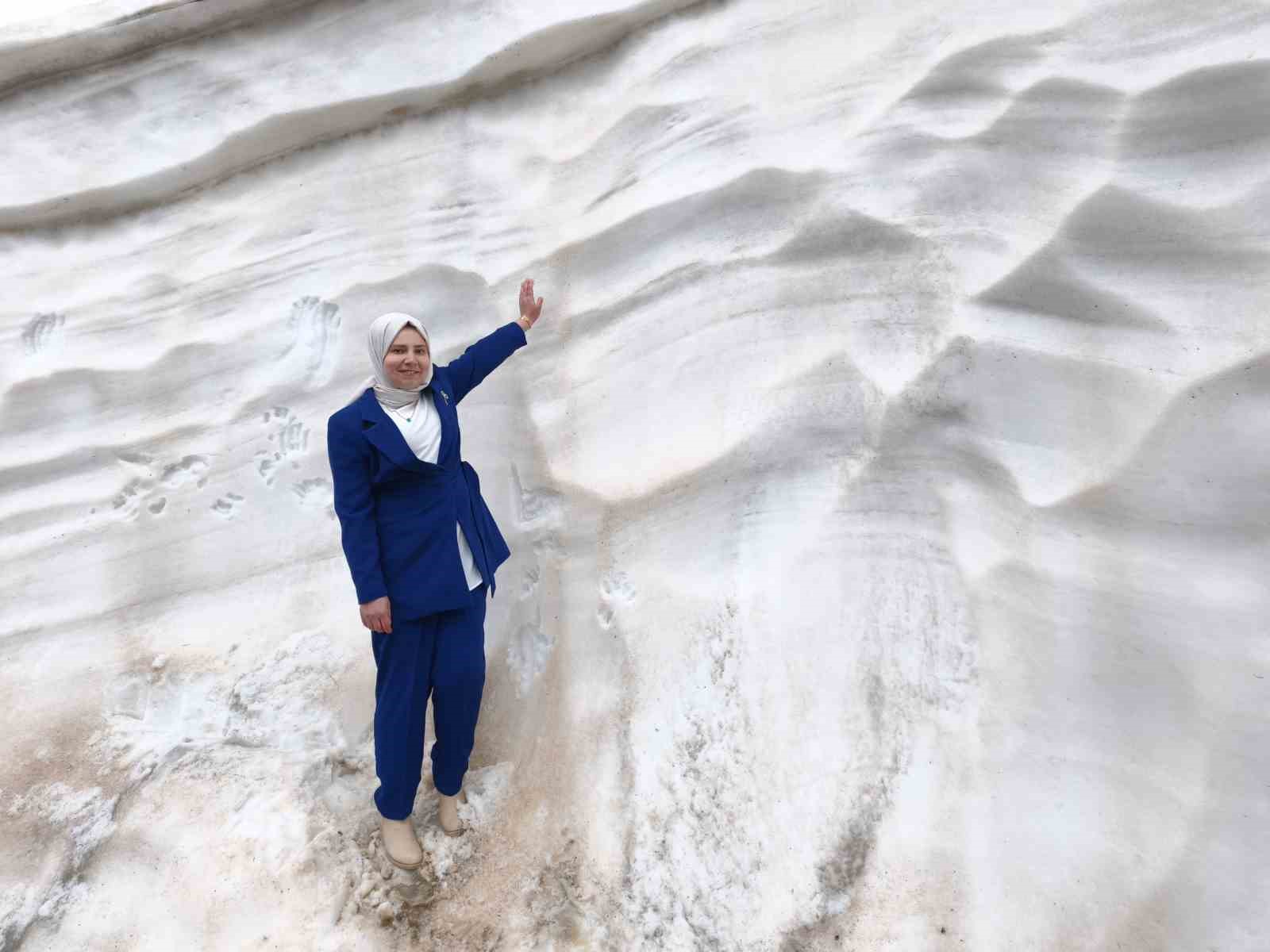 Haziran ayında 4 metreyi aşan karı görmek için Mereto Dağına tırmanıyorlar