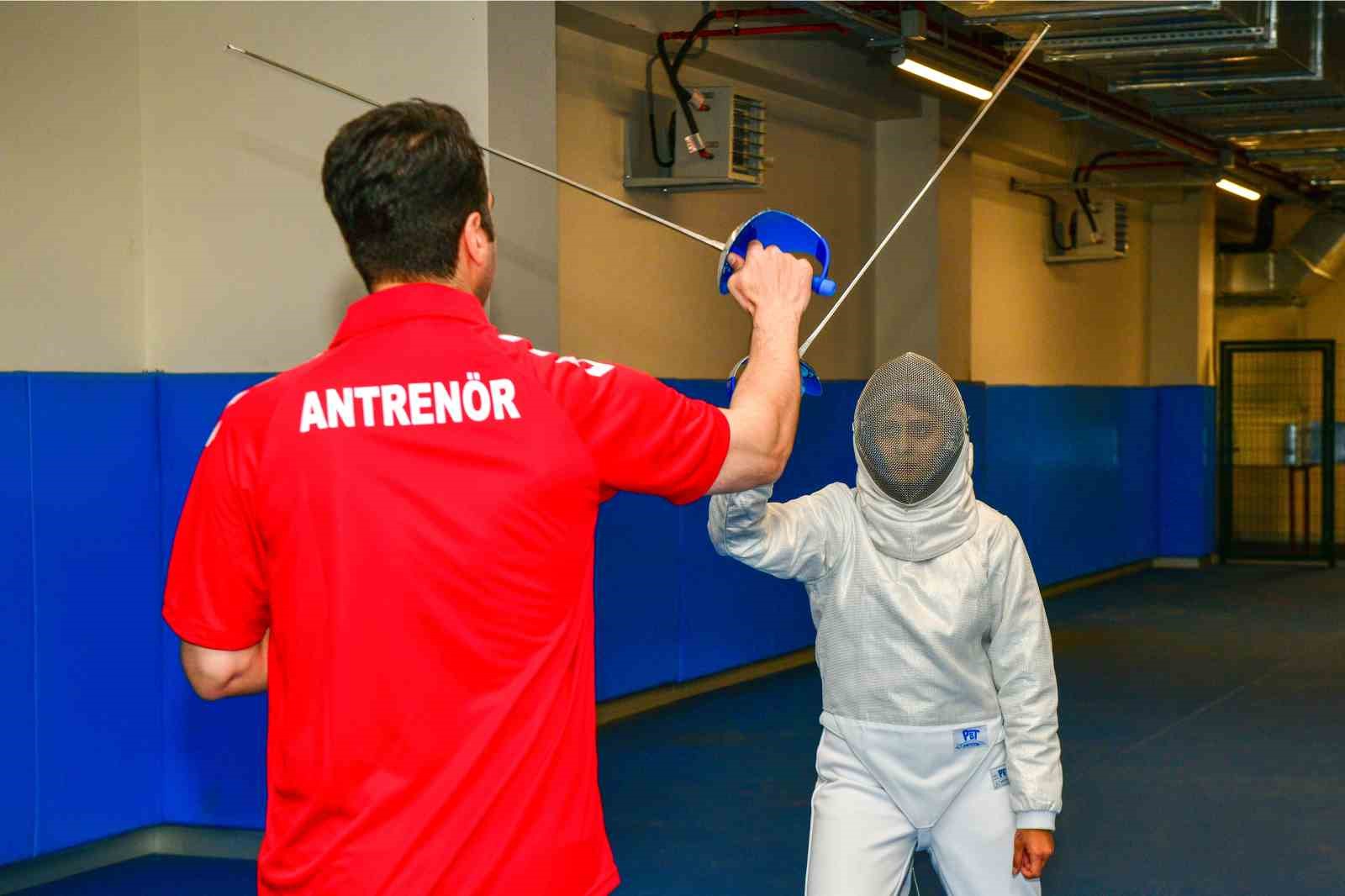 Esenyurt Belediyesi, gençleri disiplin ve stratejinin sporu eskrim ile buluşturuyor