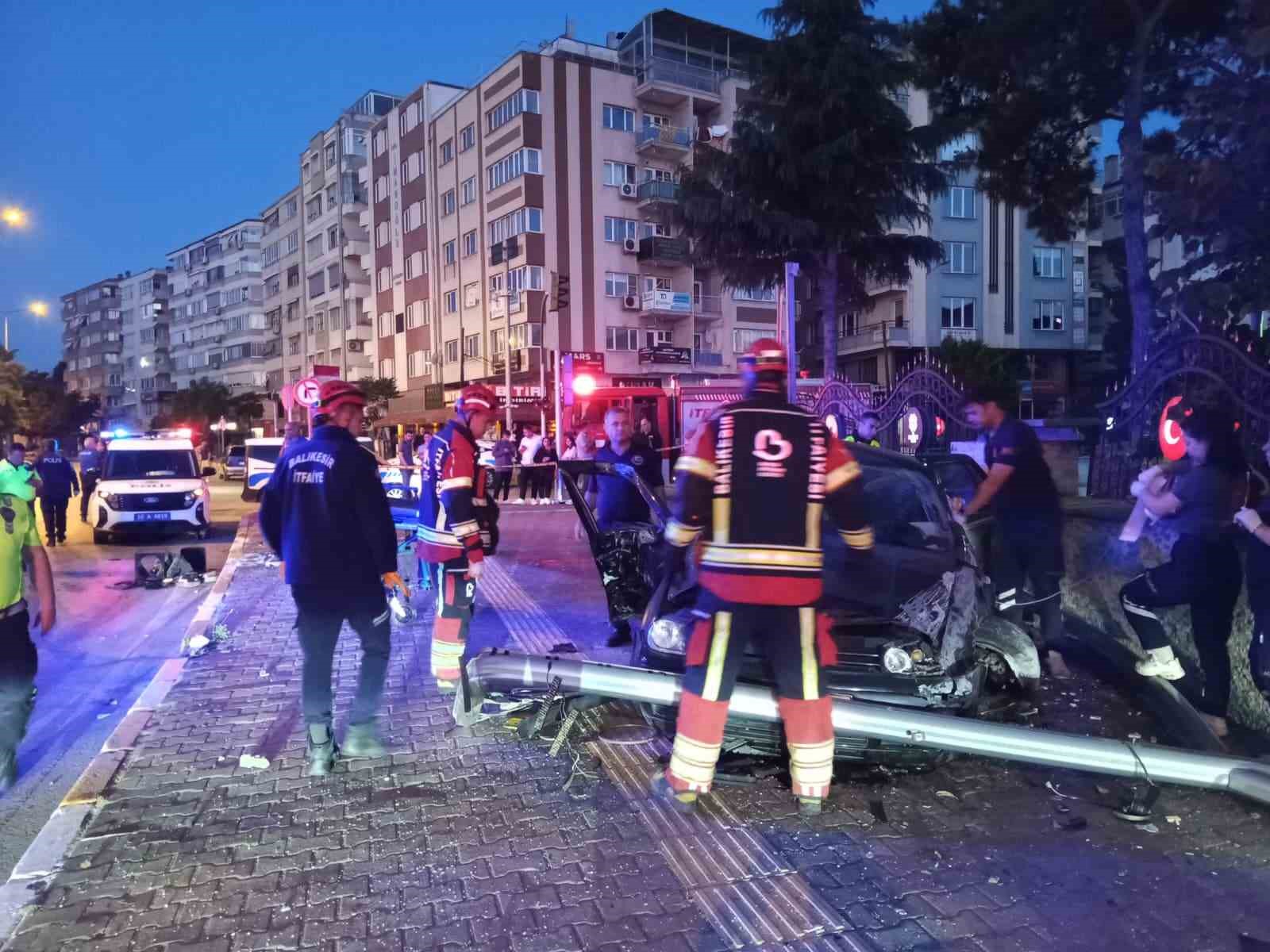 Balıkesir’de istinat duvarına çarpan otomobilin sürücüsü öldü
