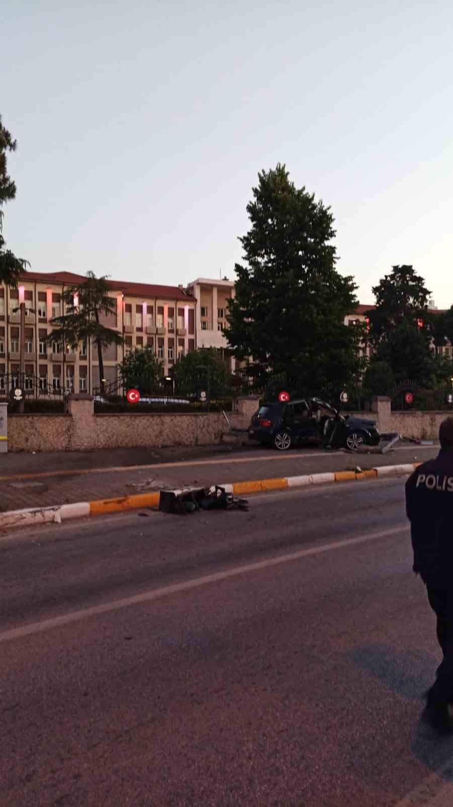 Balıkesir&rsquo;de istinat duvarına &ccedil;arpan otomobilin s&uuml;r&uuml;c&uuml;s&uuml; &ouml;ld&uuml;
