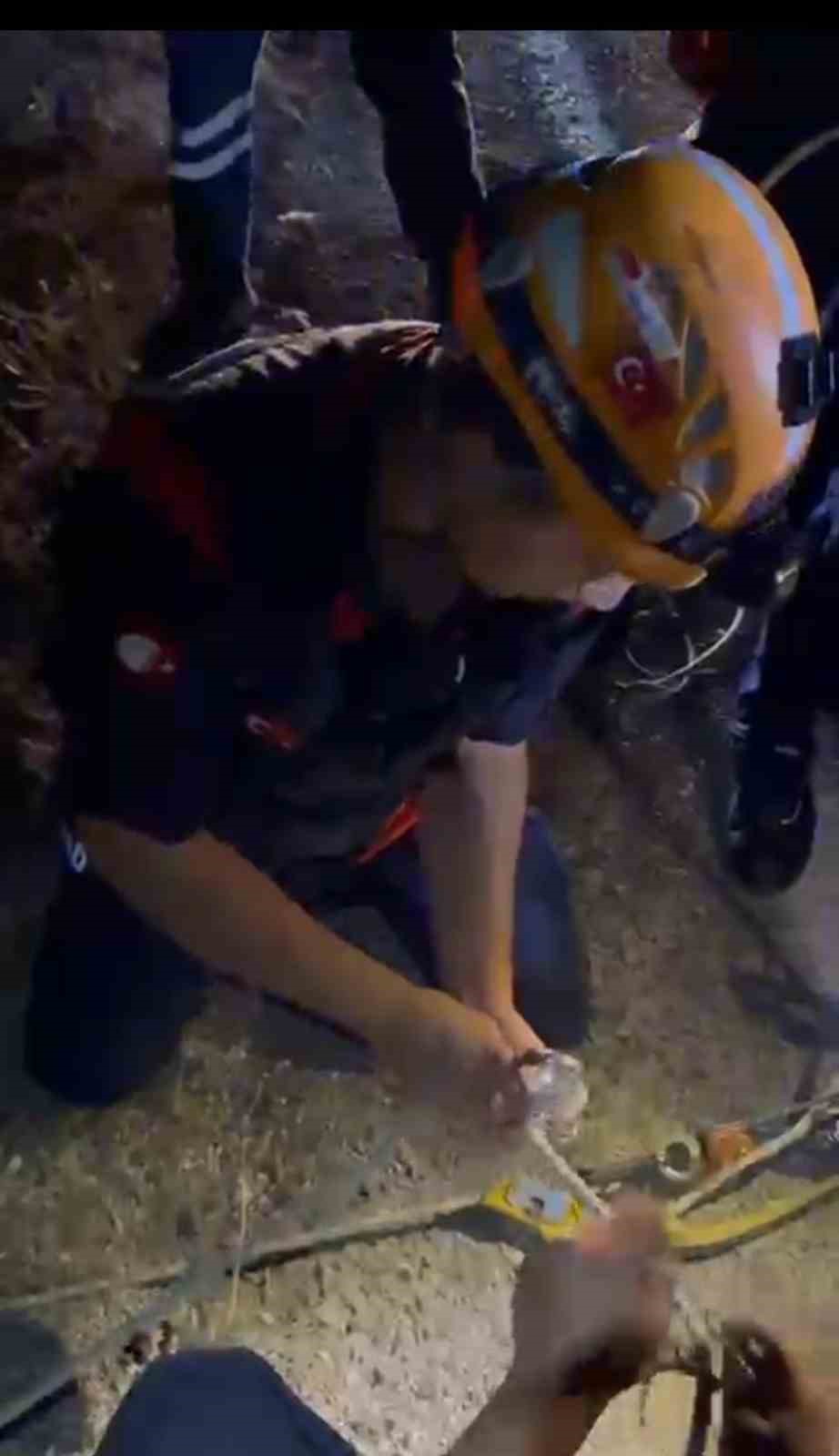 Antalya&rsquo;da 30 metrelik u&ccedil;urumdan d&uuml;şen ara&ccedil;taki kişi kurtarıldı
