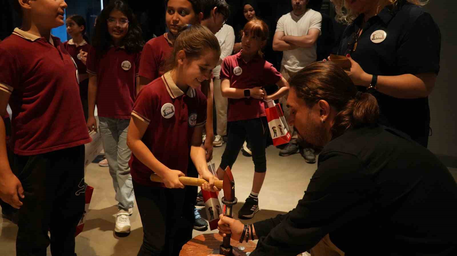 Manisalılar sanat ve tarihle i&ccedil; i&ccedil;e g&uuml;nler yaşıyor
